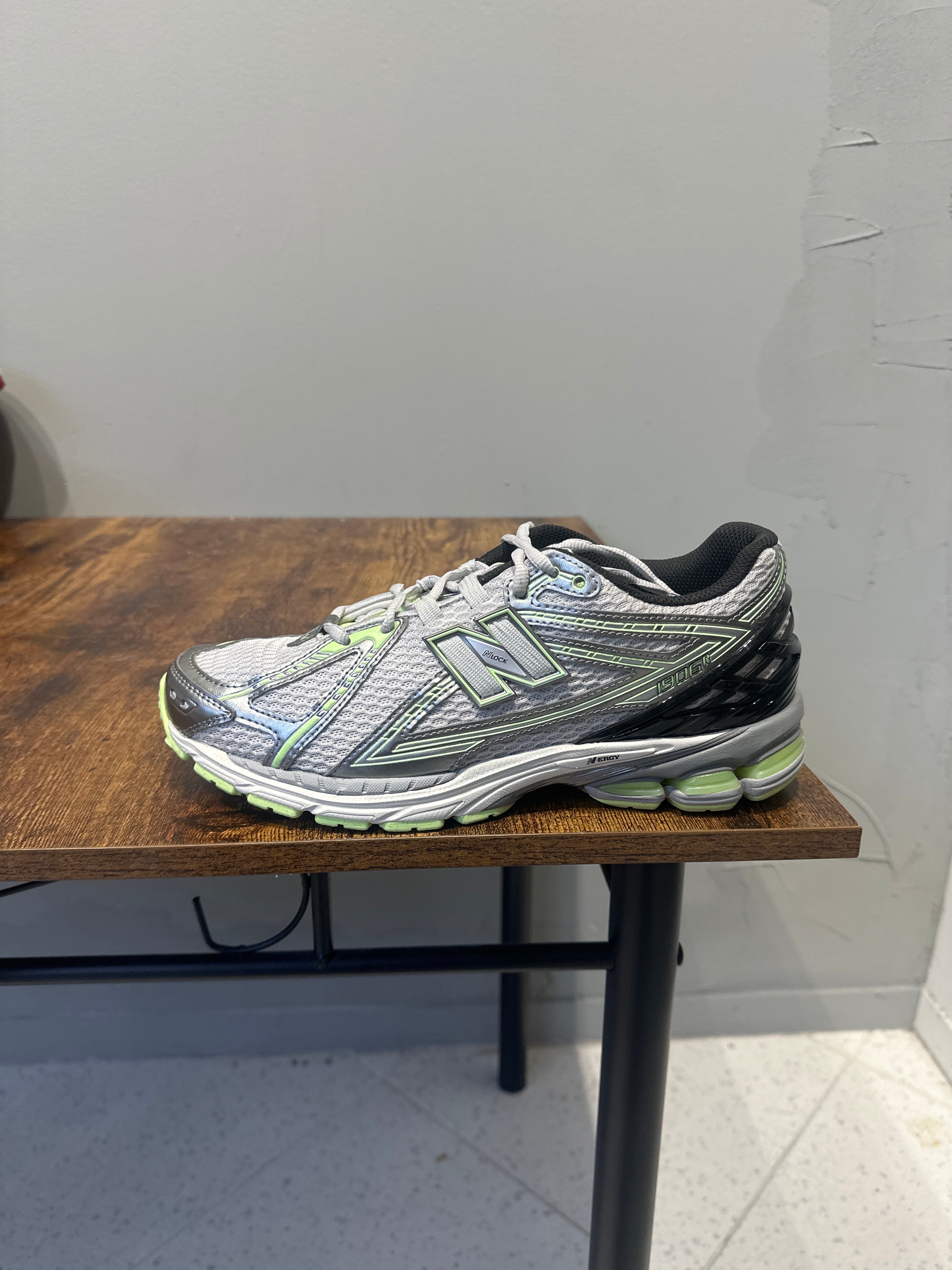 New Balance 1906R "Dark Silver Metallic Mint Flash" (Pre-Owned)