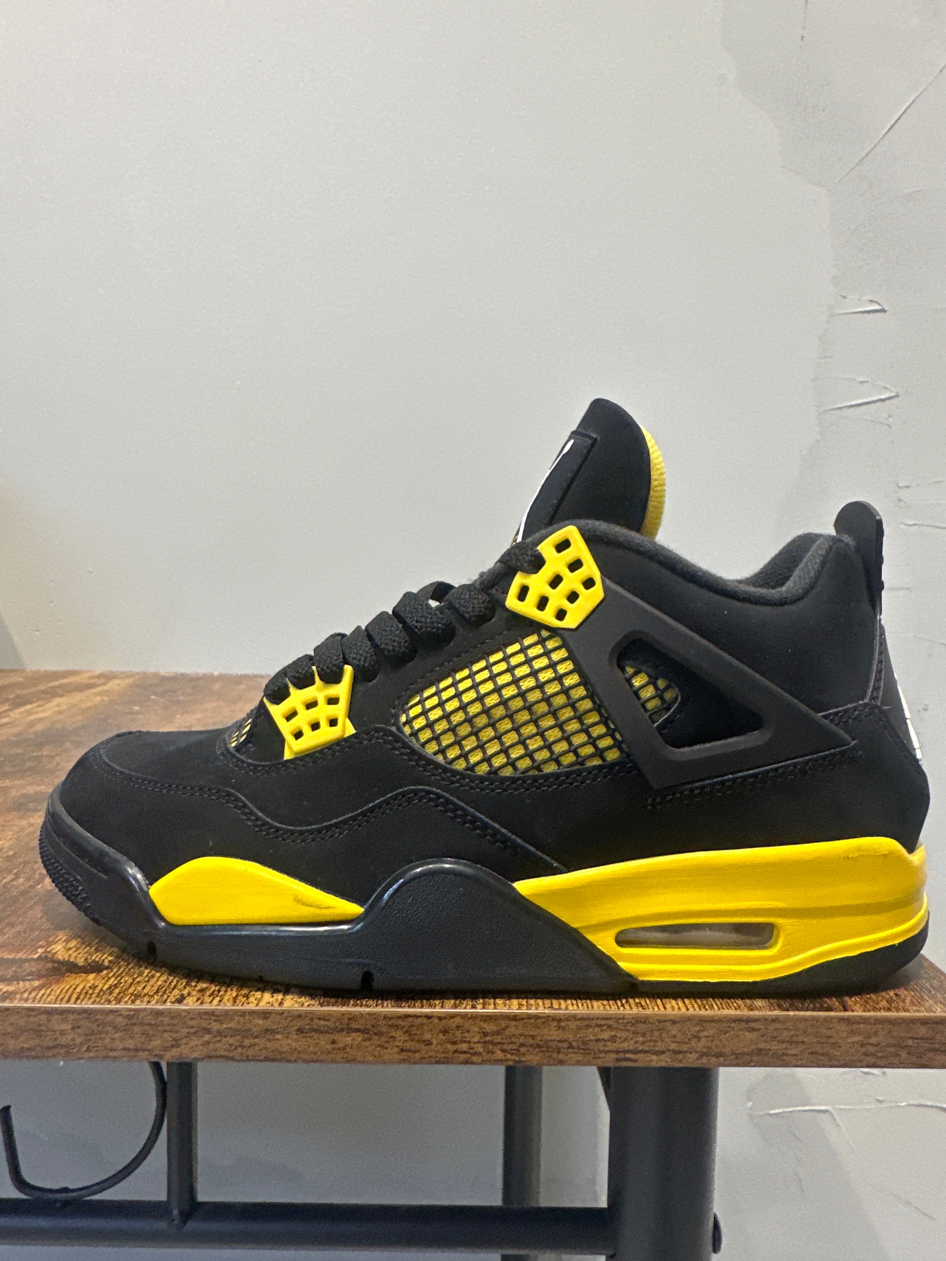 Air Jordan 4 "Thunder" (2023) (Pre-Owned)