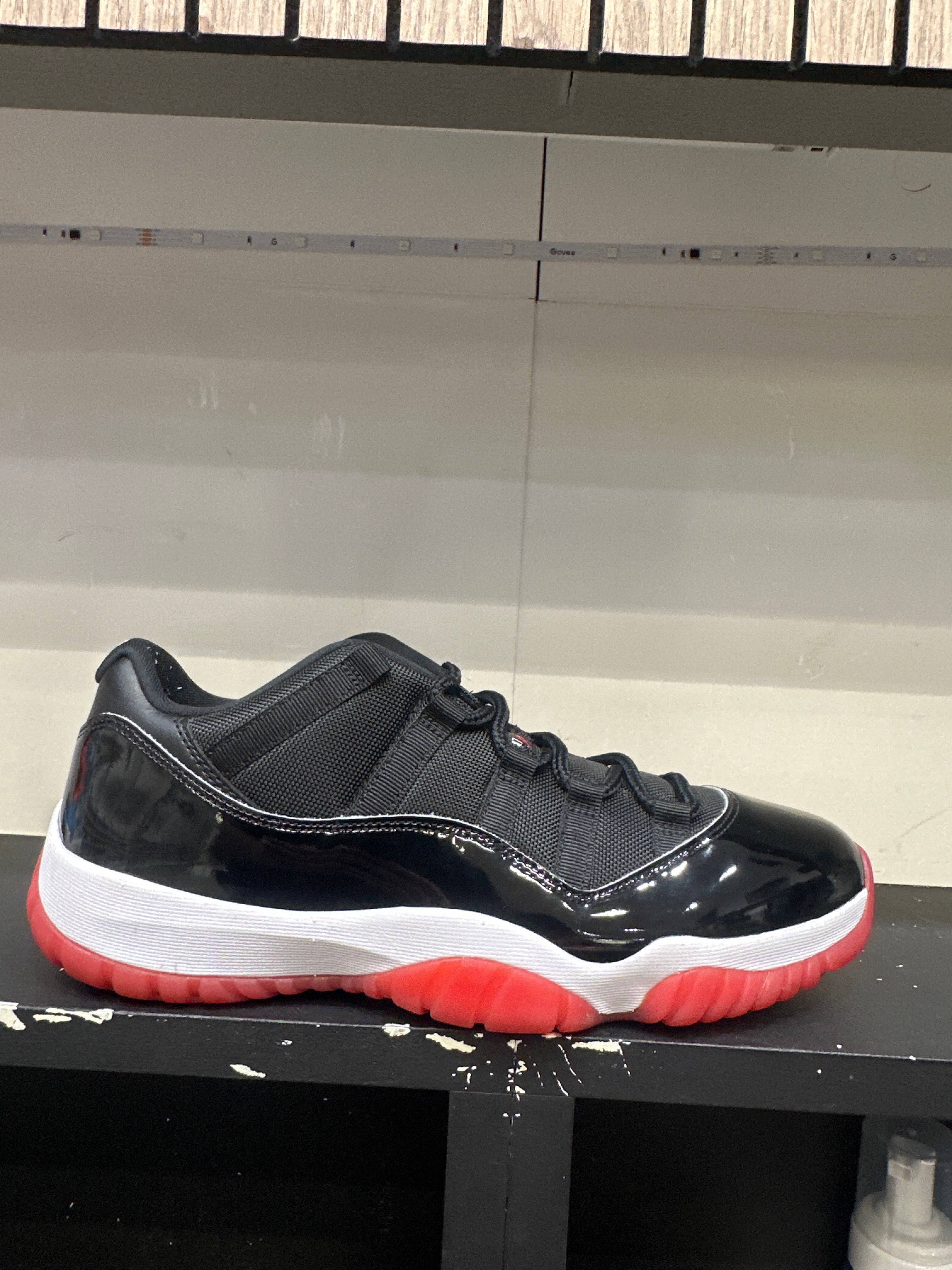 Air Jordan 11 Low "Bred" 2025 (pre-owned)