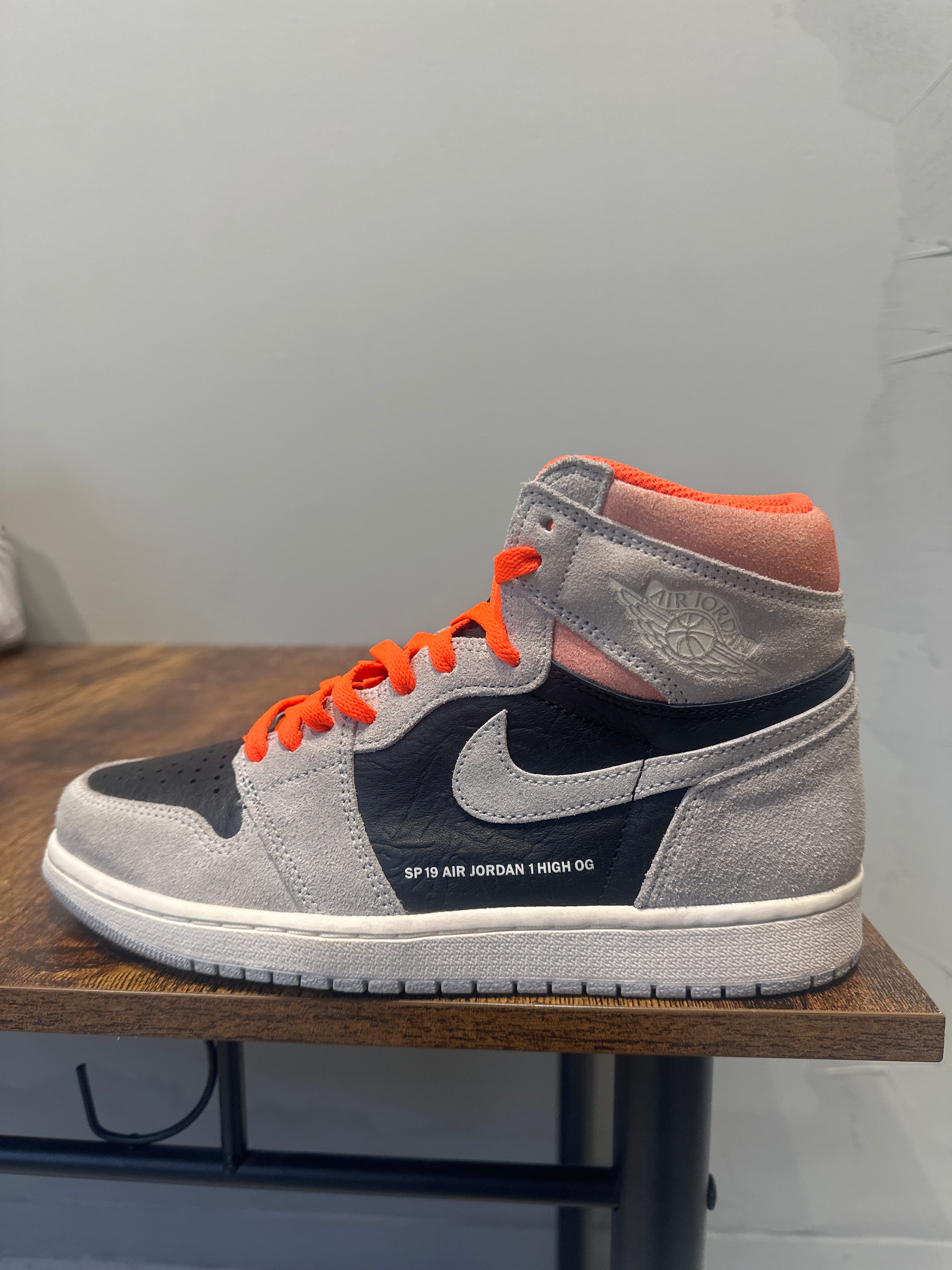 Air Jordan 1 High "Neutral Grey Hyper Crimson" (Pre-Owned)