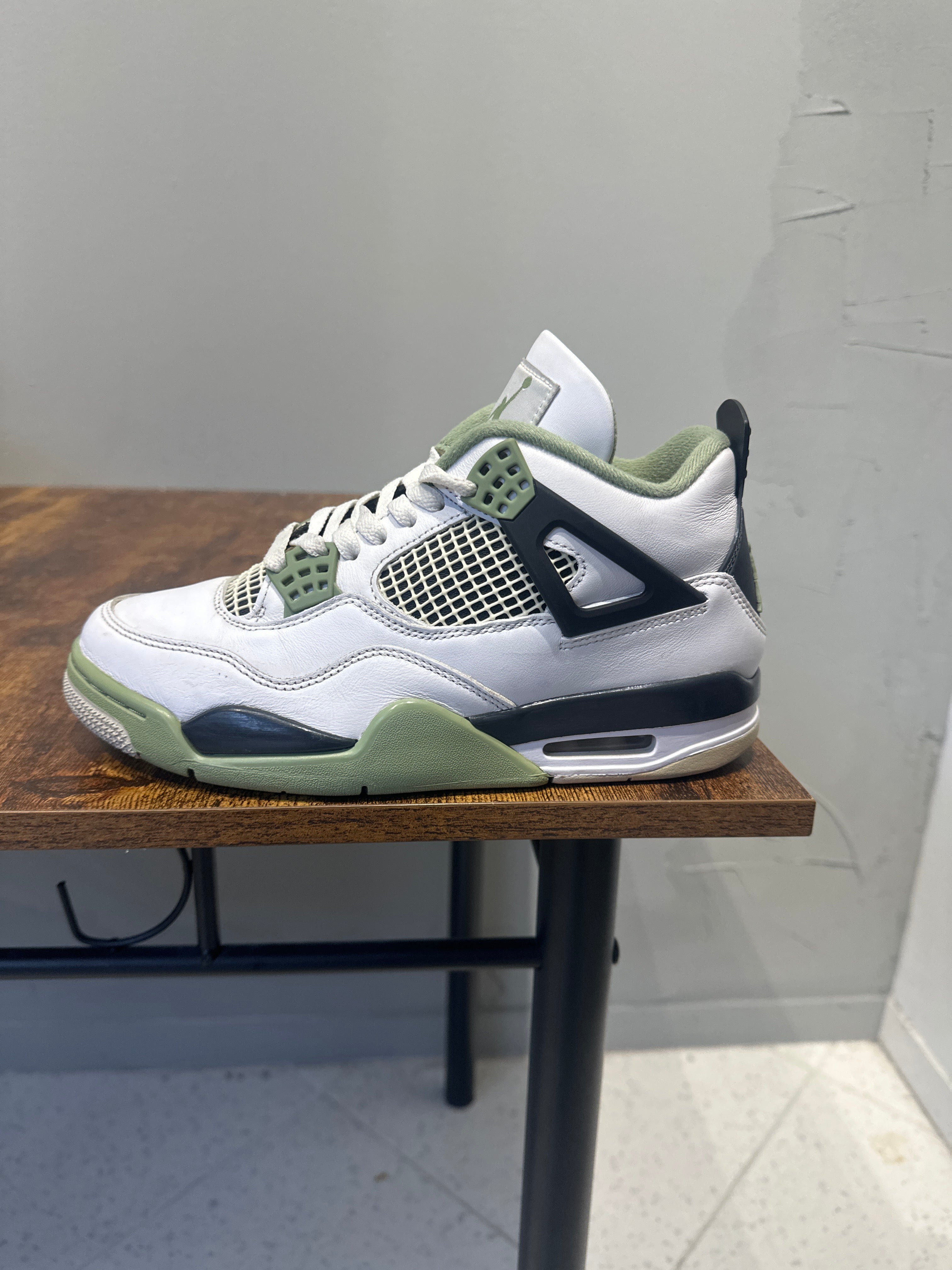 Air Jordan 4 "Seafoam" (W) (2023) (Pre-Owned)