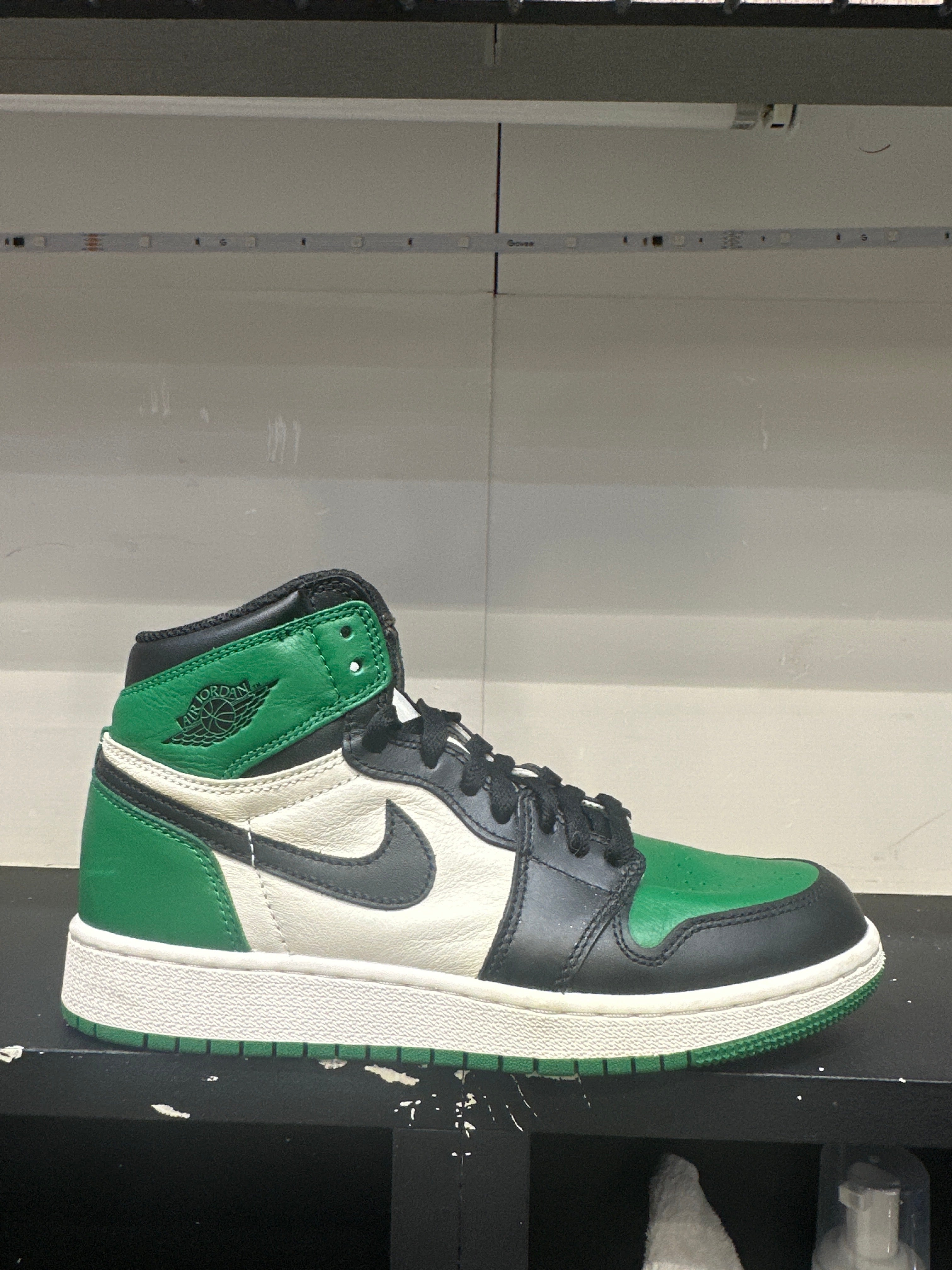 Air Jordan 1 High OG "Pine Green" (pre-owned)