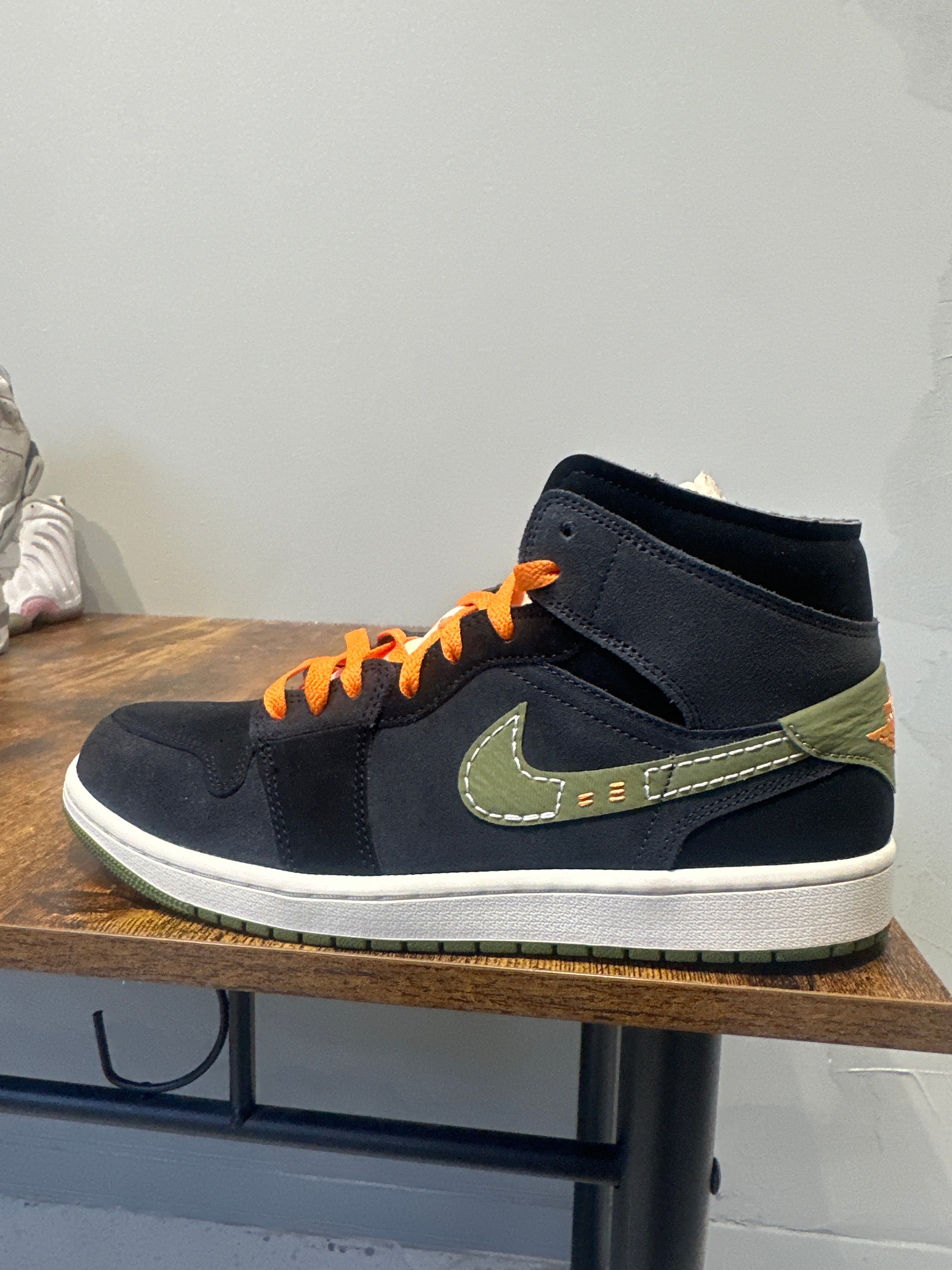 Air Jordan 1 Mid Craft "Anthracite Light Olive" (Pre-Owned)