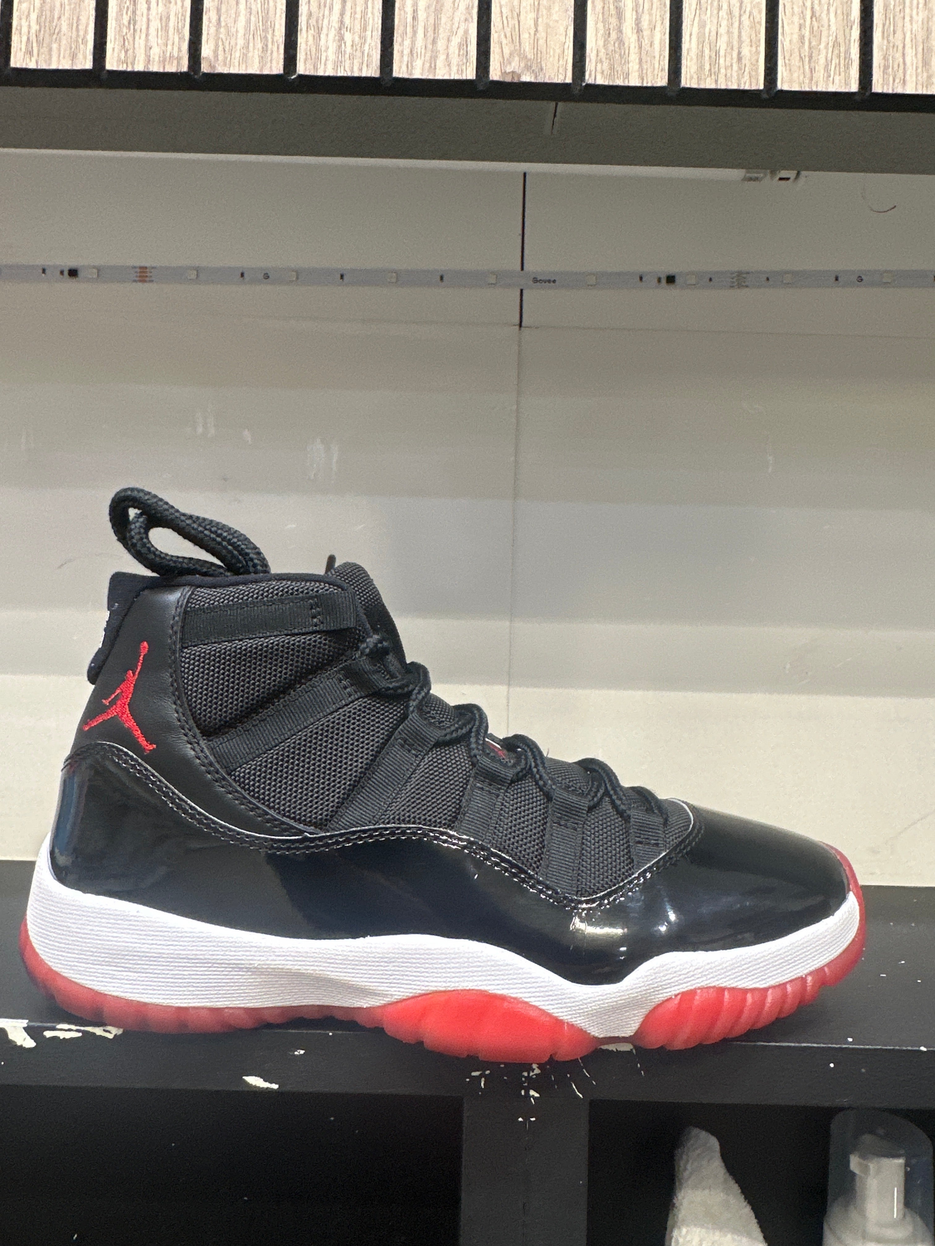 Air Jordan 11 "Bred" 2019 (pre-owned)