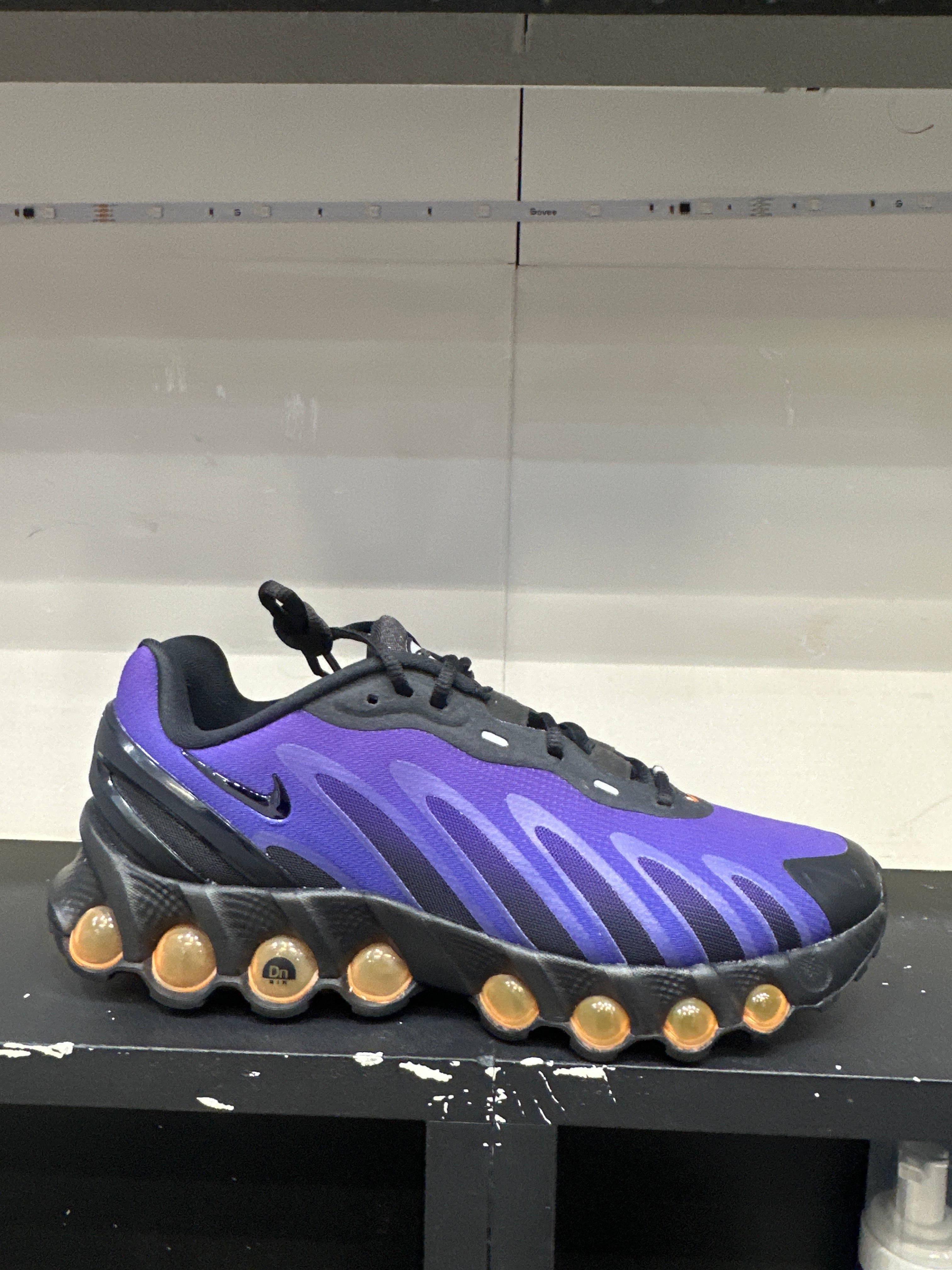 Nike Air Max DN8 "Black Total Orange Fierce Purple" (pre-owned)
