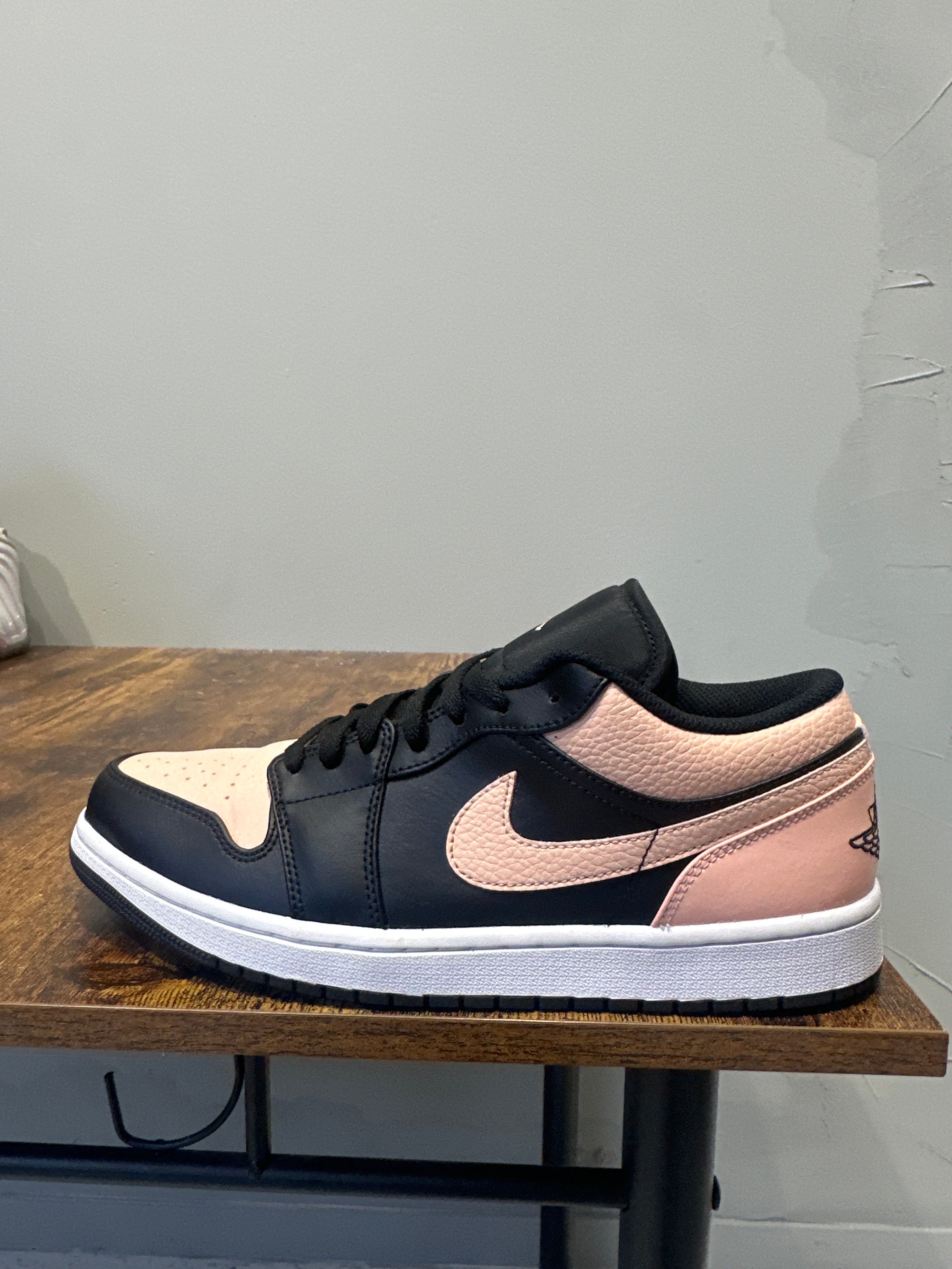 Air Jordan 1 Low "Crimson Tint" (pre-owned)