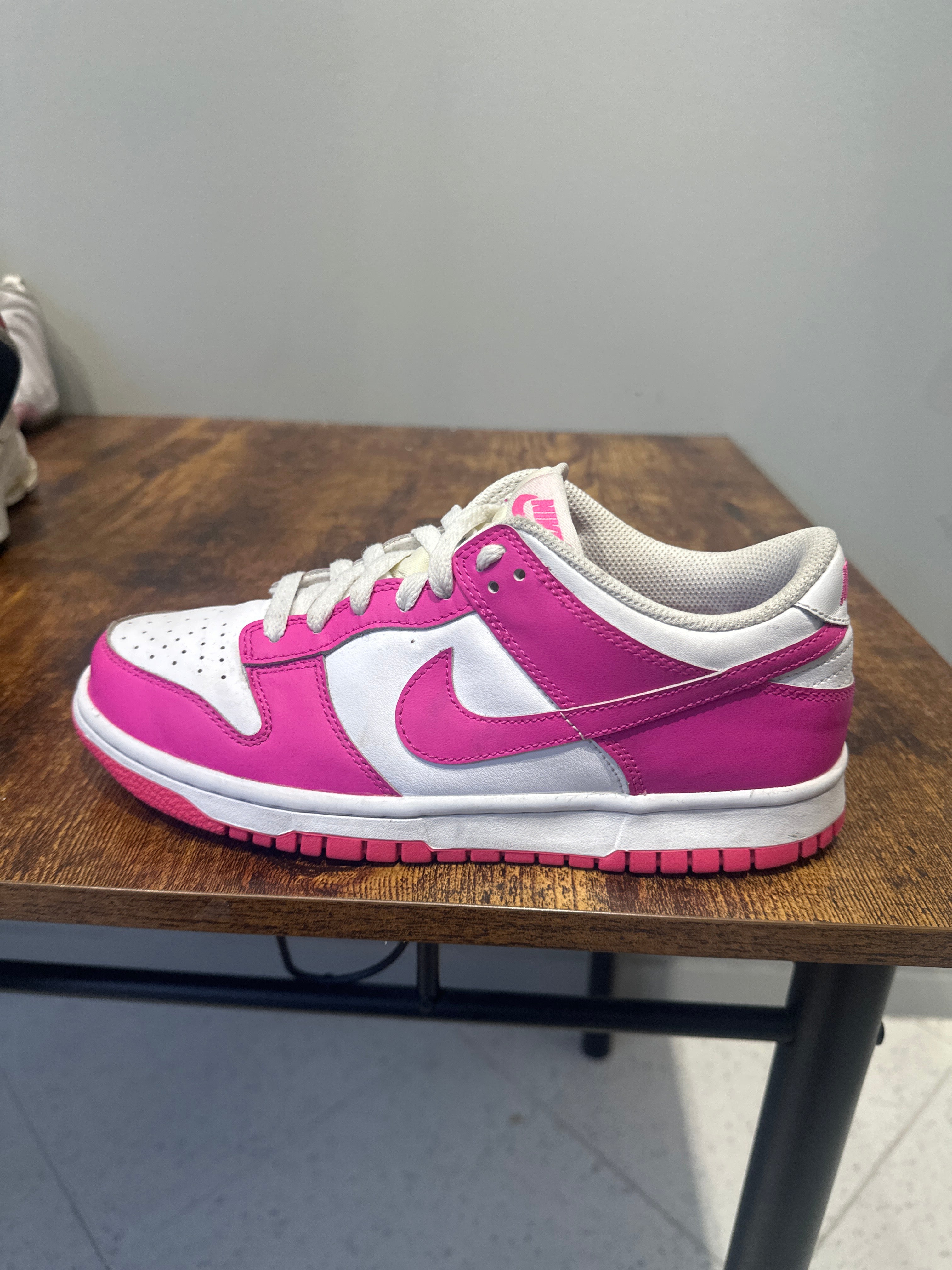 Nike Dunk Low "Laser Fuchsia" (pre-owned)
