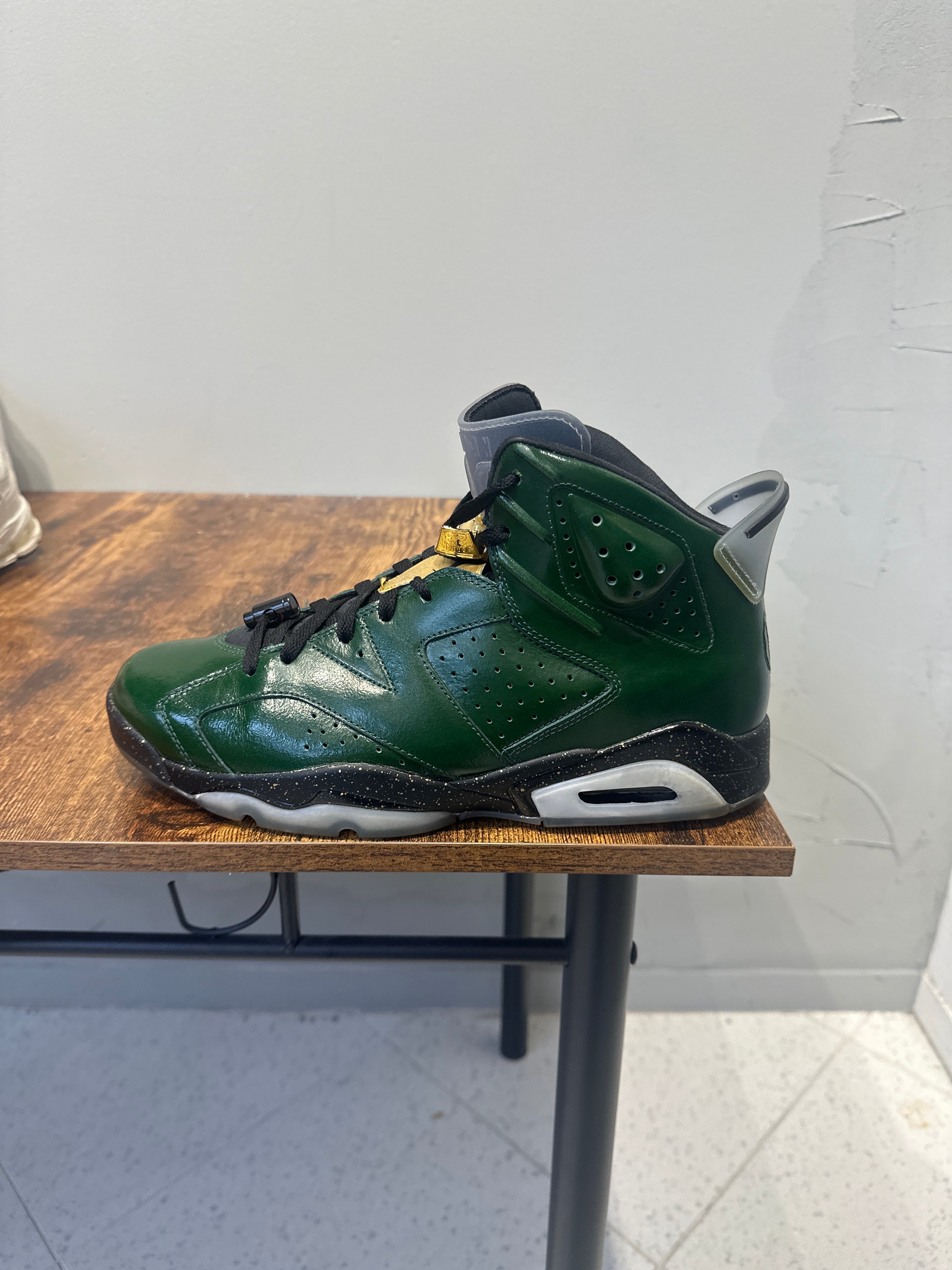 Air Jordan 6 "Champagne" (pre-owned)