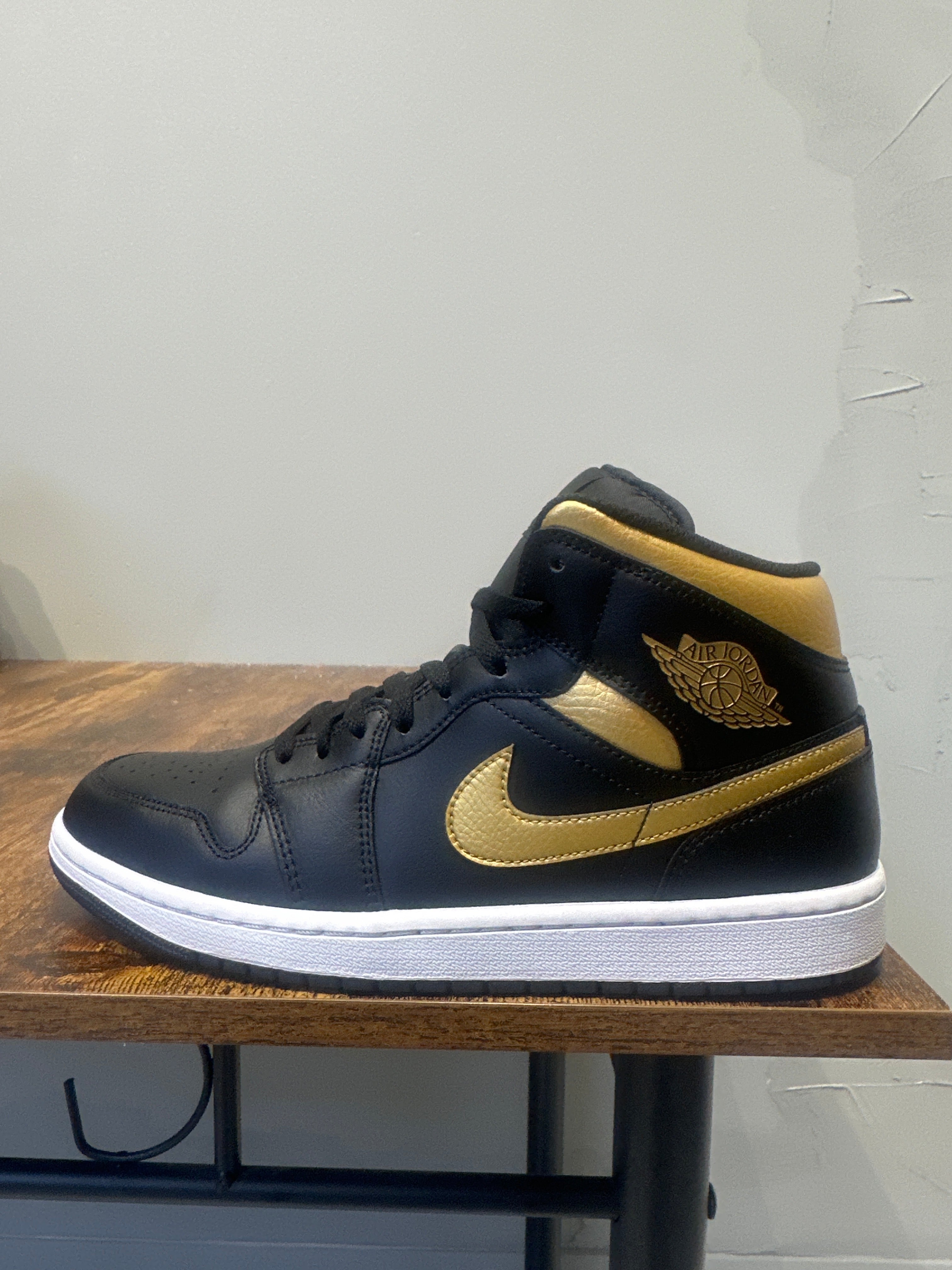 Air Jordan 1 Mid "Black Metallic Gold" (Pre-Owned)