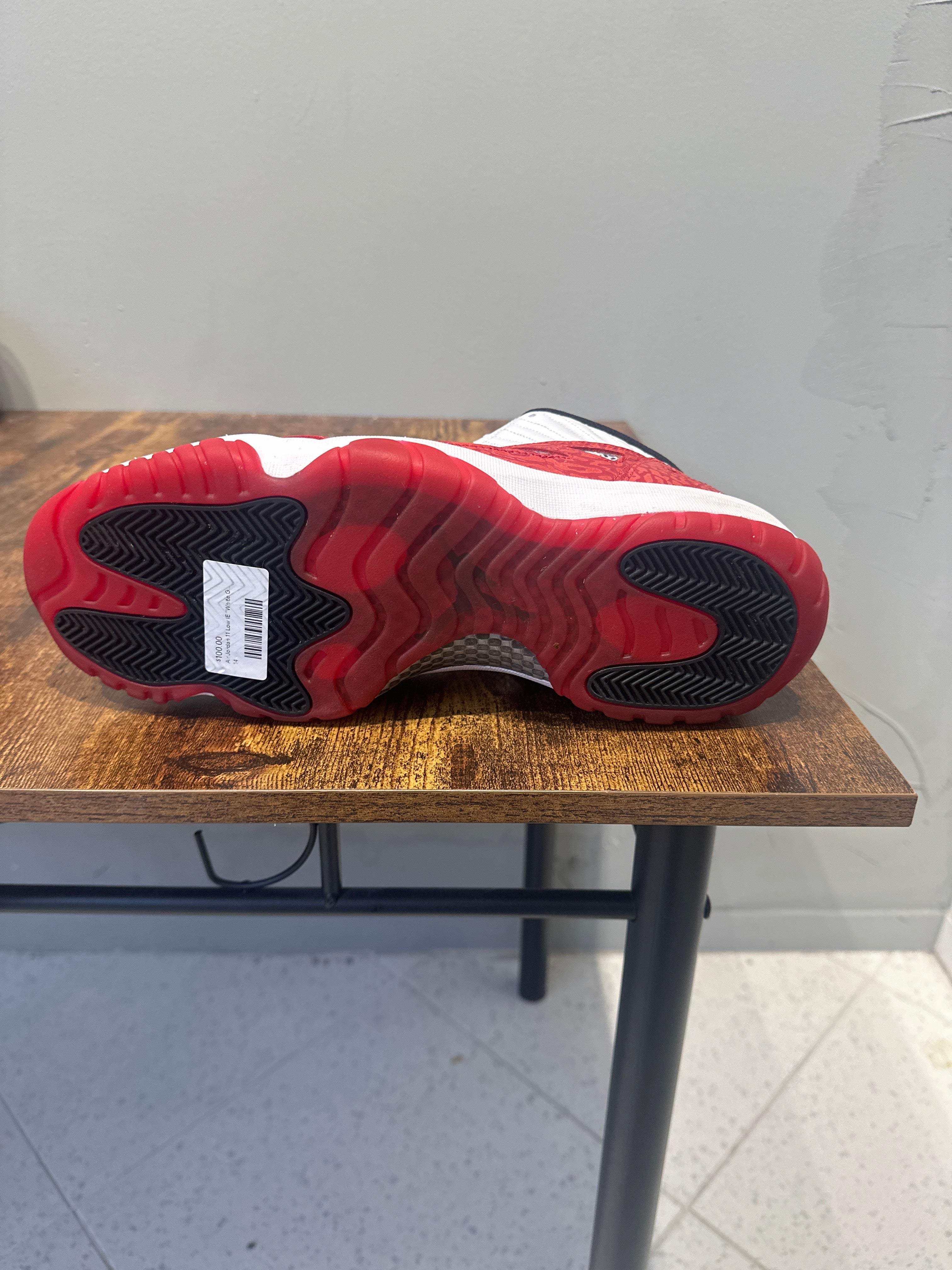 Air Jordan 11 Low IE "White Gym Red" (pre-owned)