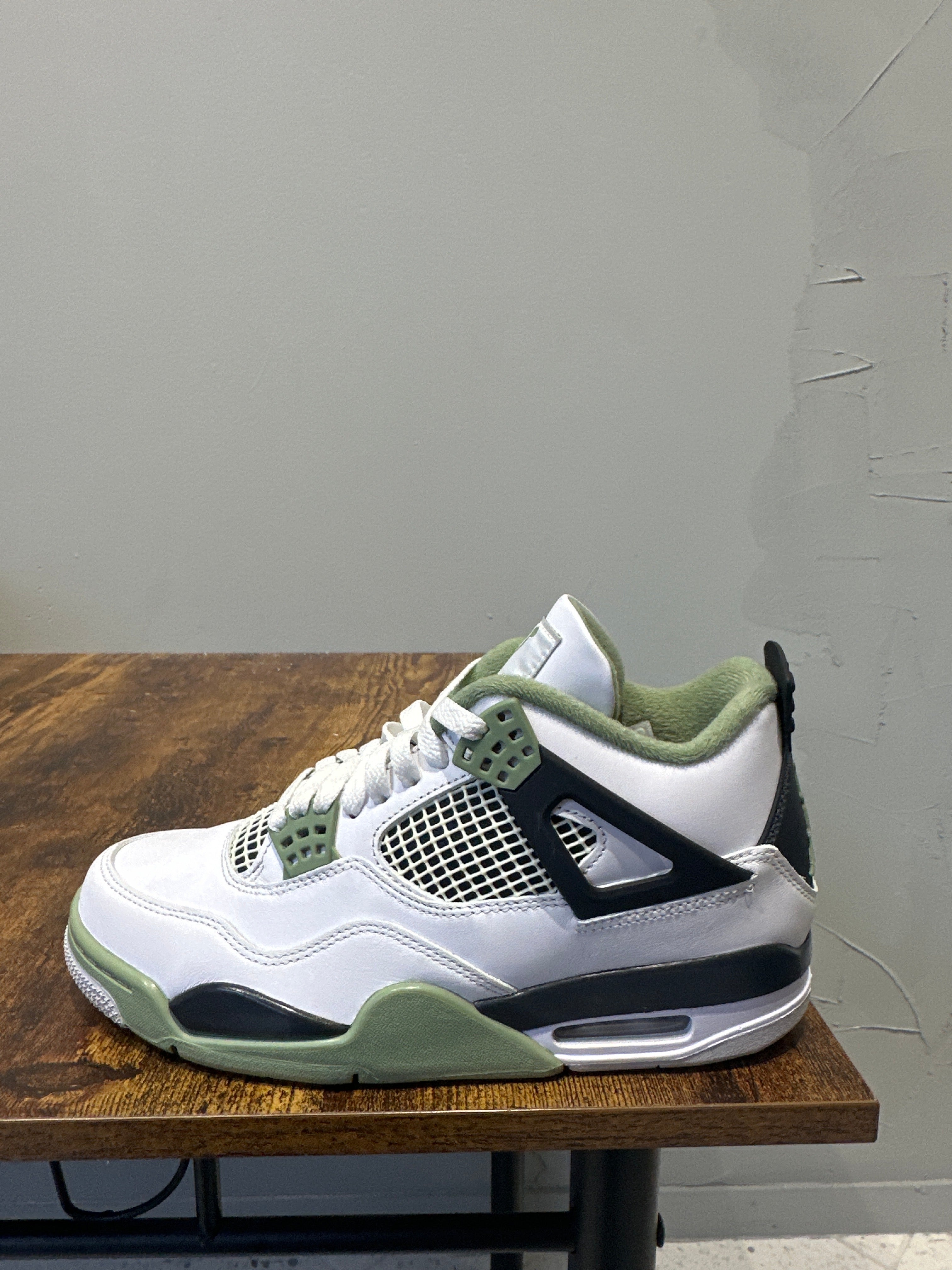 Air Jordan 4 "Seafoam" (W) (Pre-Owned)
