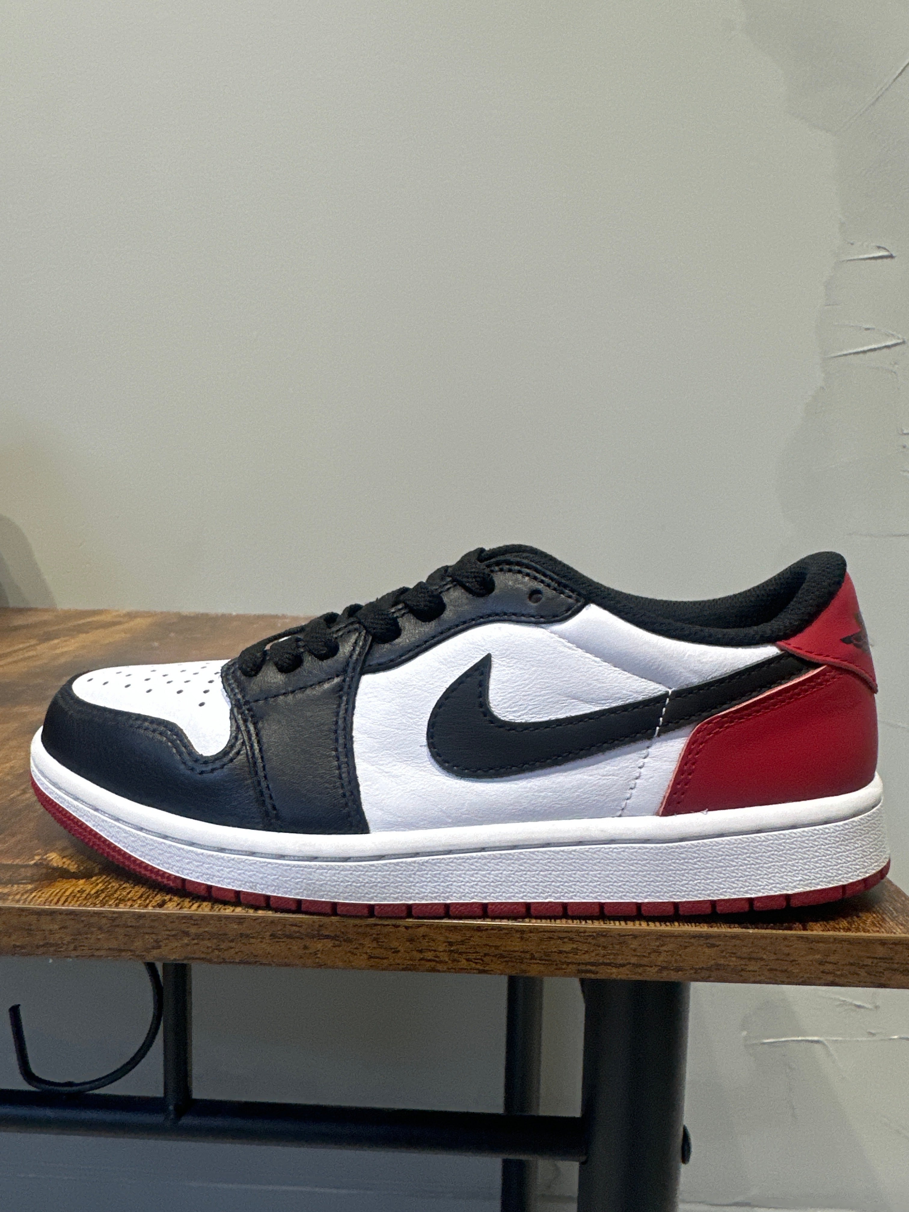 Air Jordan 1 Low "Black Toe" (Pre-Owned)
