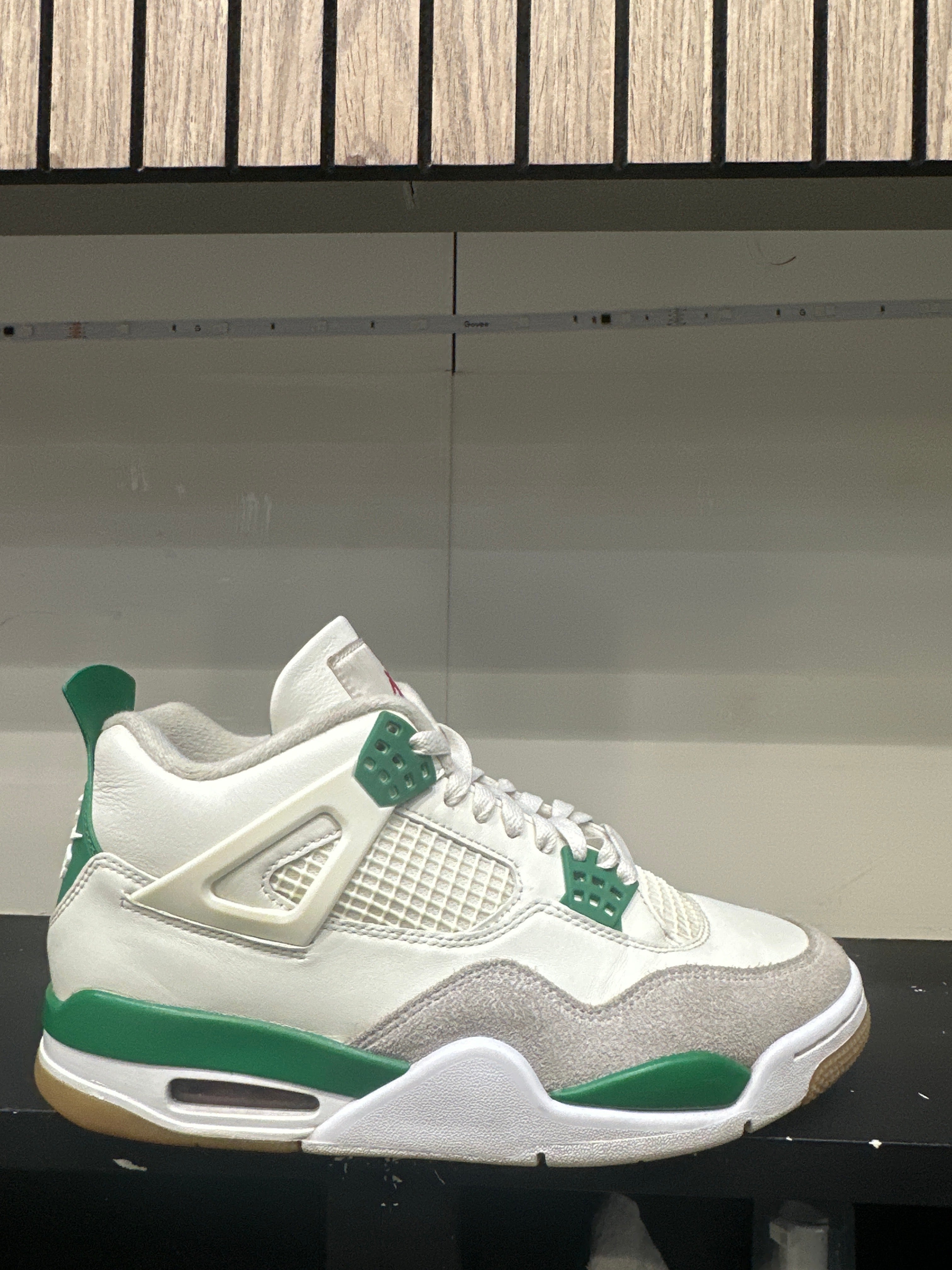 Air Jordan 4 SB "Pine Green" (Pre-Owned)