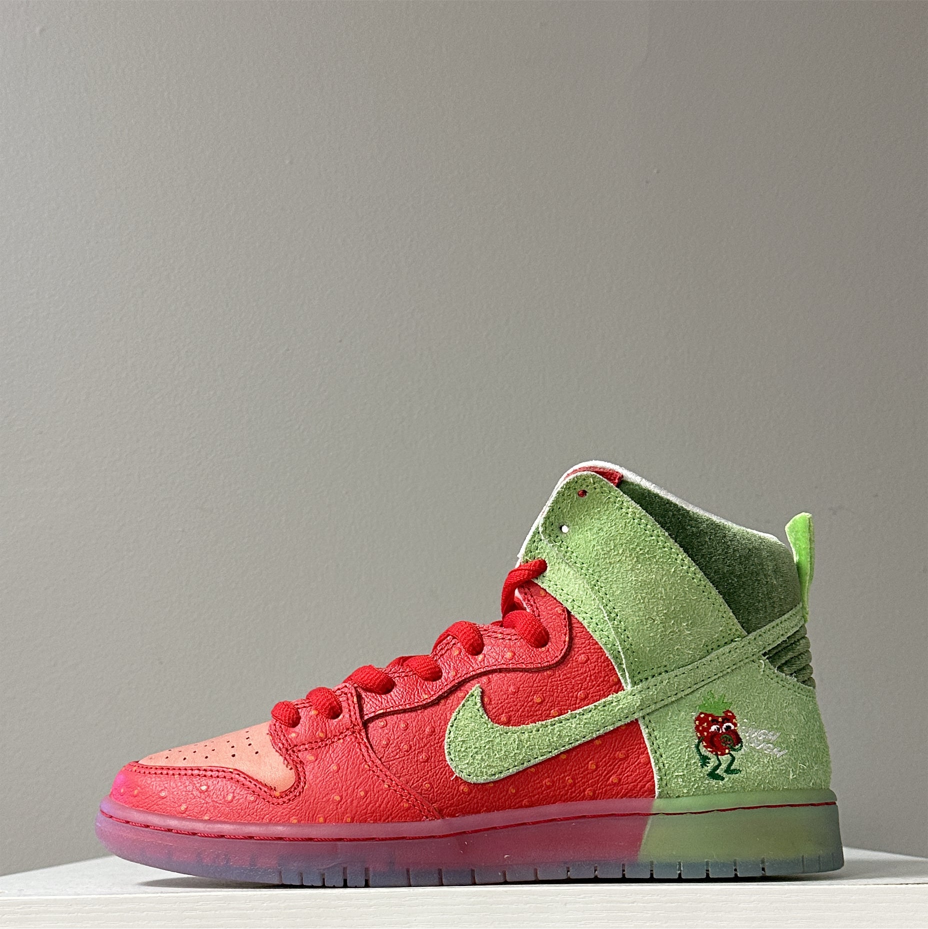 Nike SB Dunk Hi "Strawberry Cough" (pre-owned)