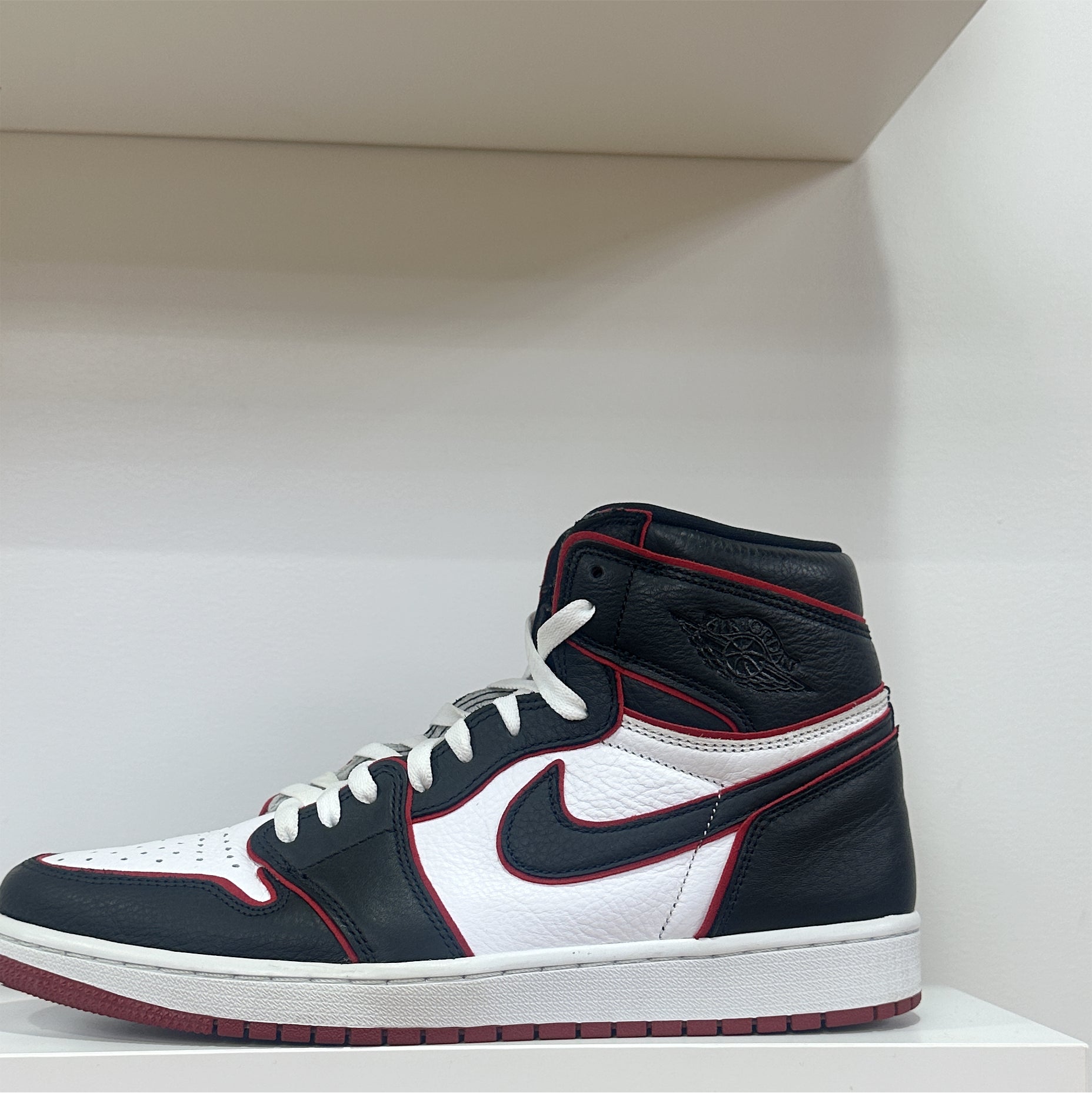 Air Jordan 1 High "Bloodline" (Pre-Owned)
