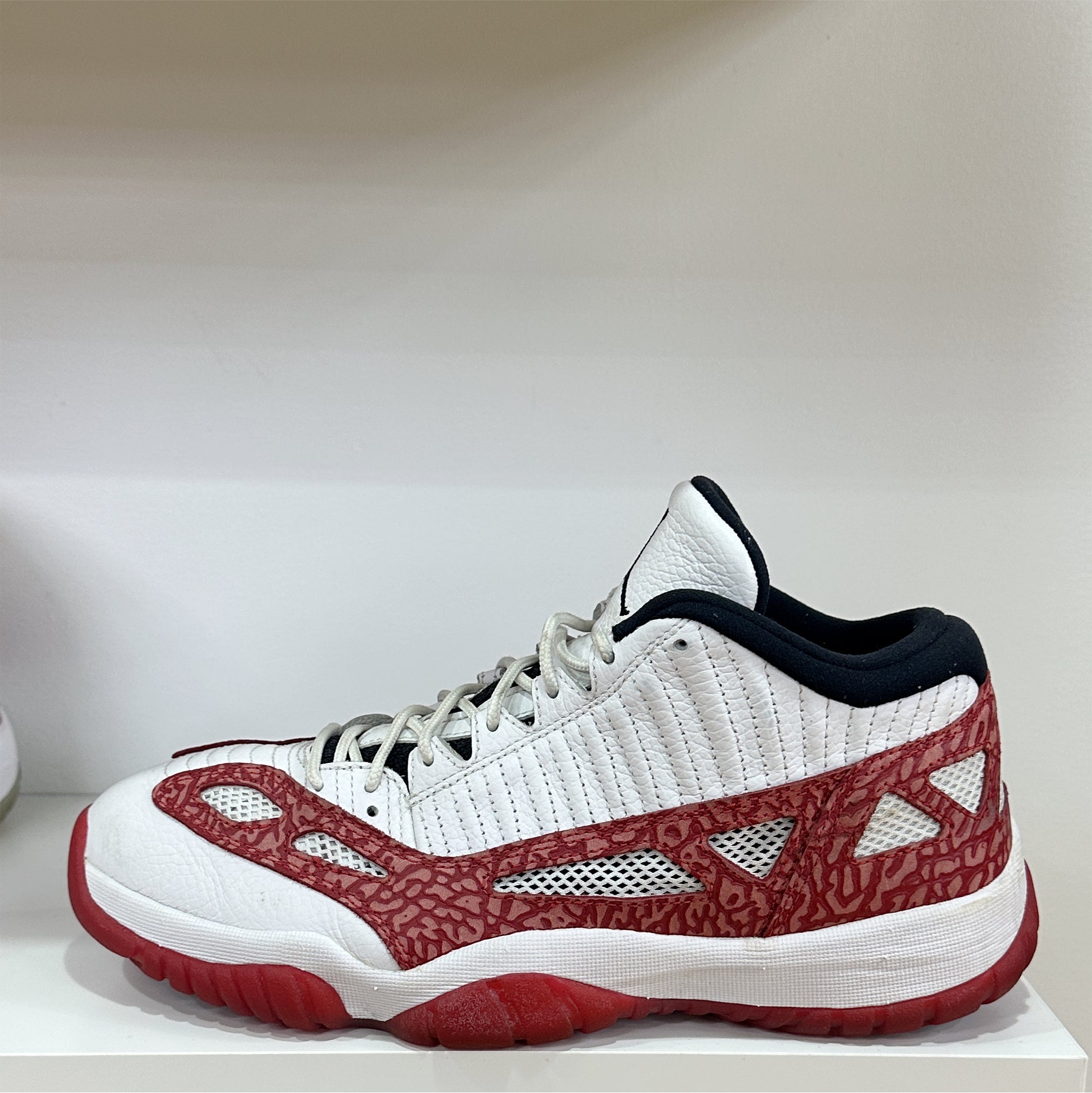 Jordan 11 Low "IE White Gym Red" (Pre-Owned)