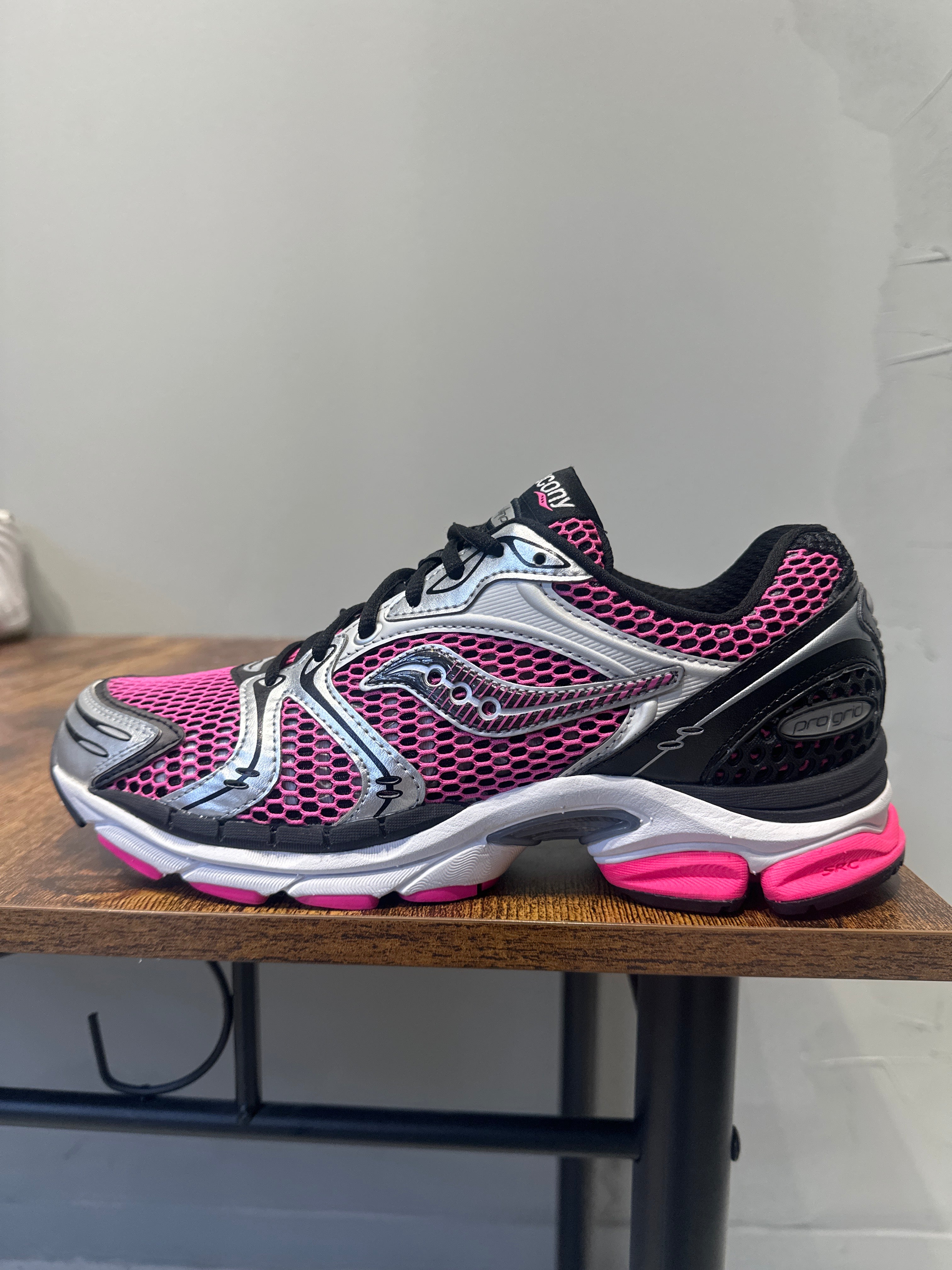 Saucony ProGrid Triumph 4 "Pink/Silver" (Pre-Owned)