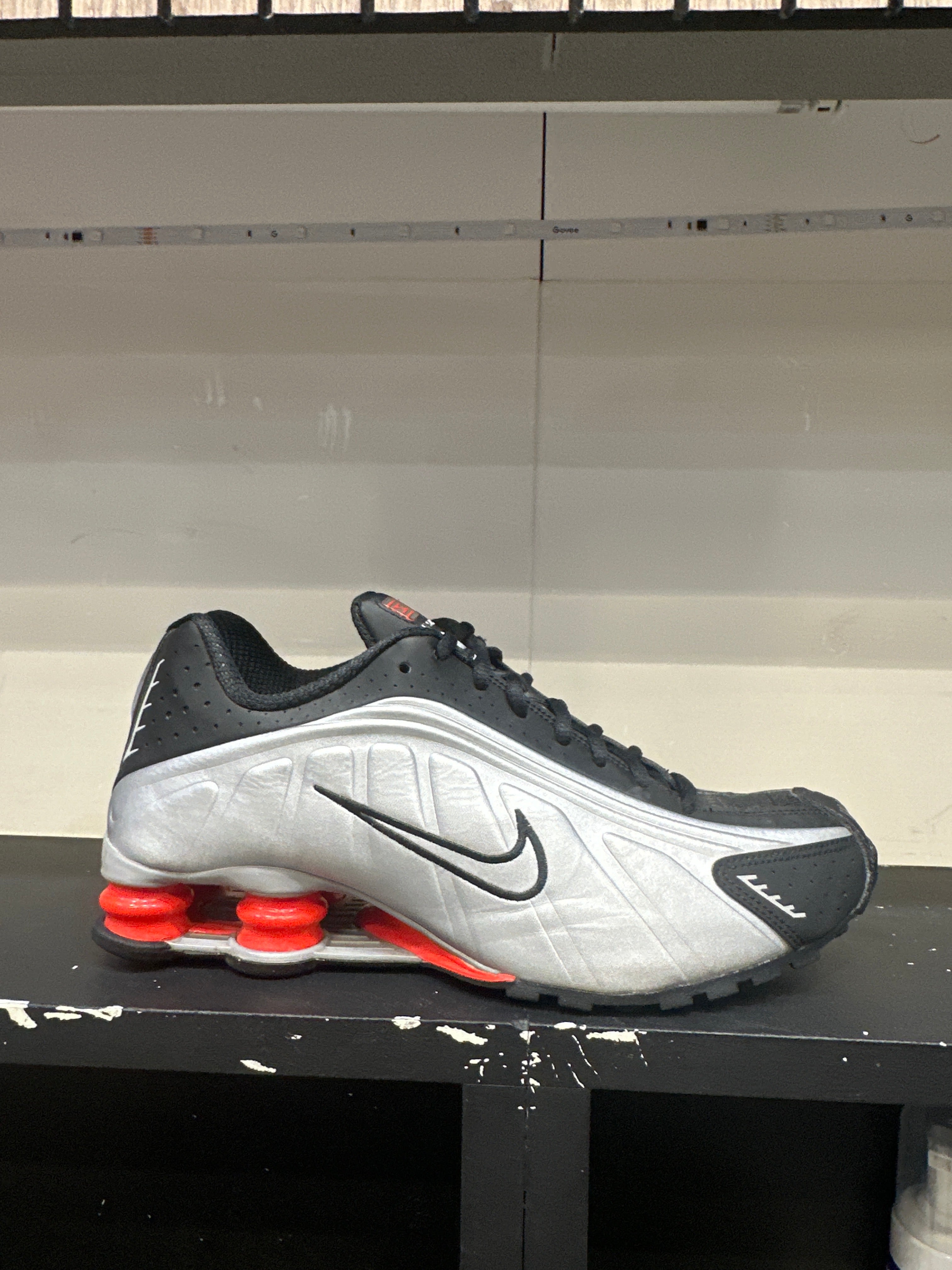Nike Shox R4 "Black Metallic Sliver" (pre-owned)