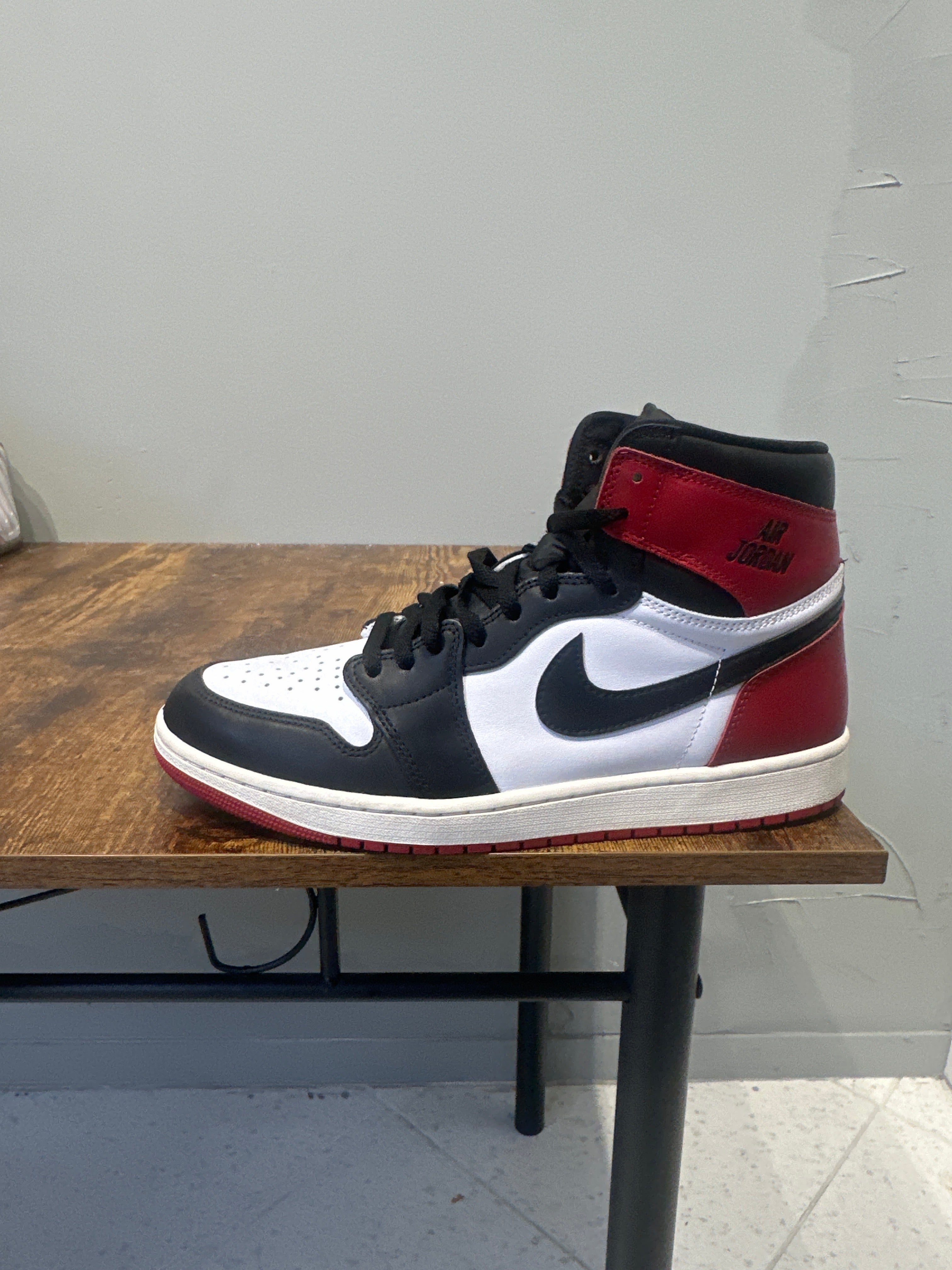 Air Jordan 1 High "Black Toe Reimagined" (pre-owned)