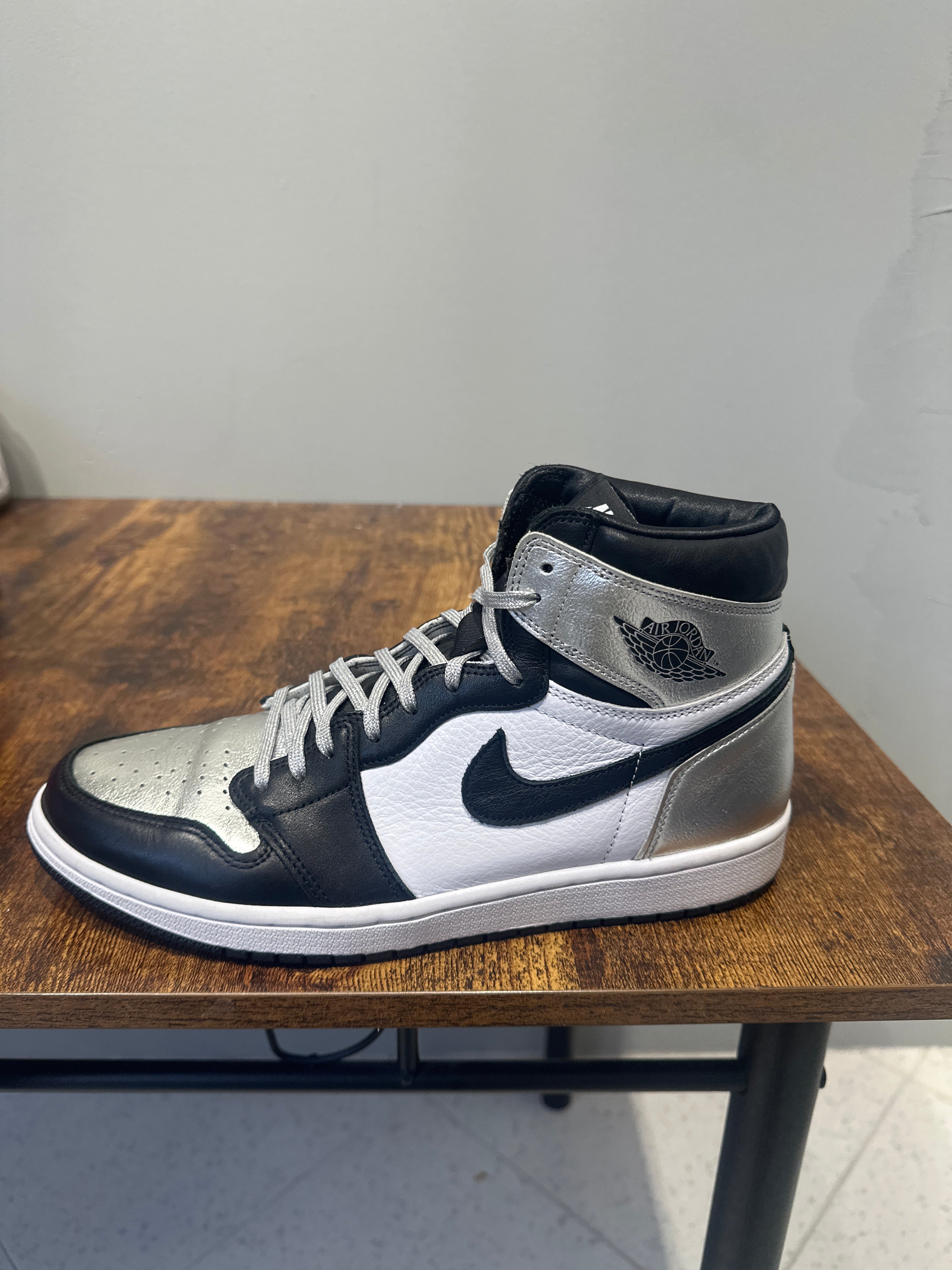 Air Jordan 1 High "Silver Toe" (W) (Pre-Owned)