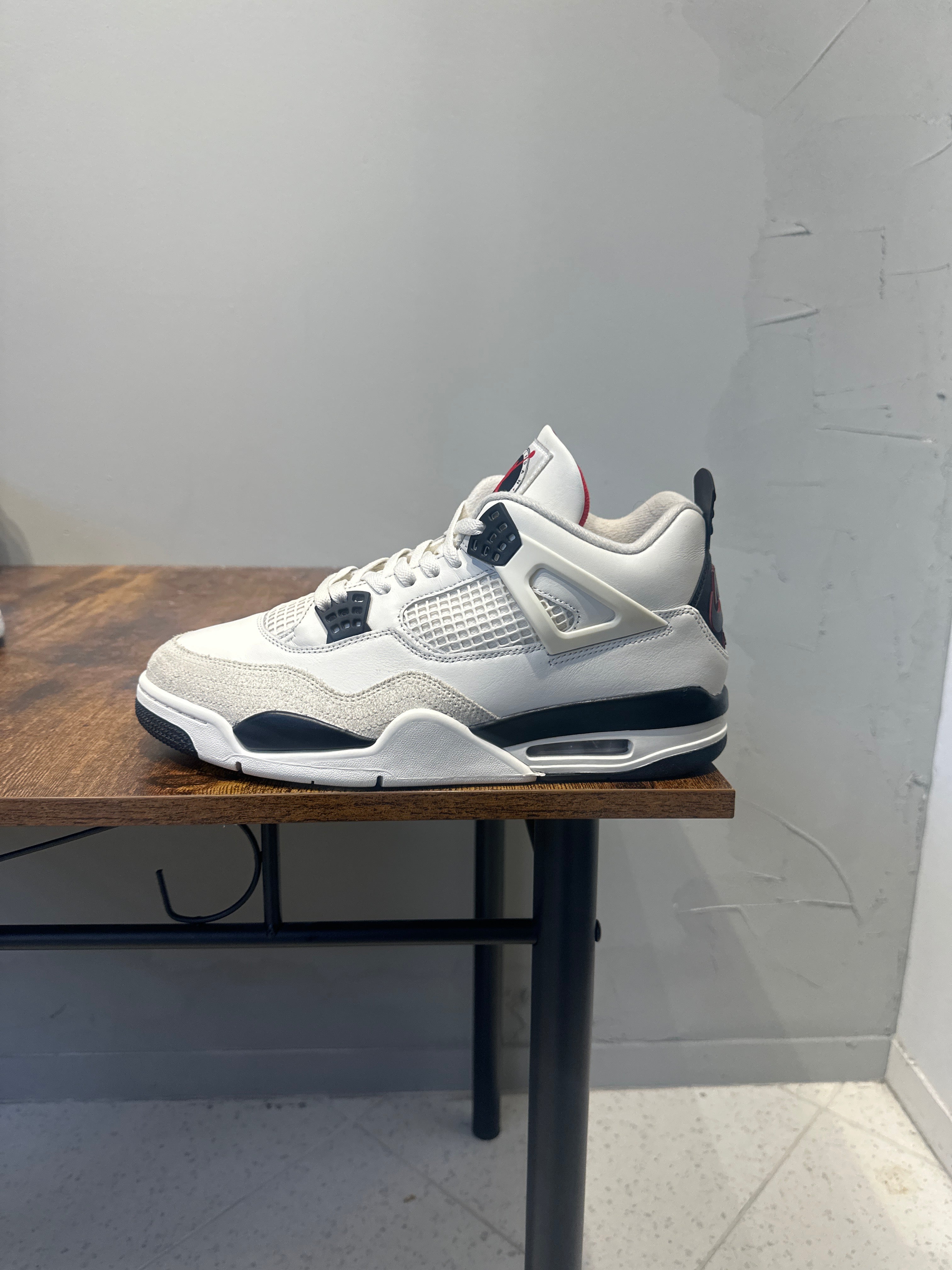 Air Jordan 4 "Flight Club" (Pre-Owned)