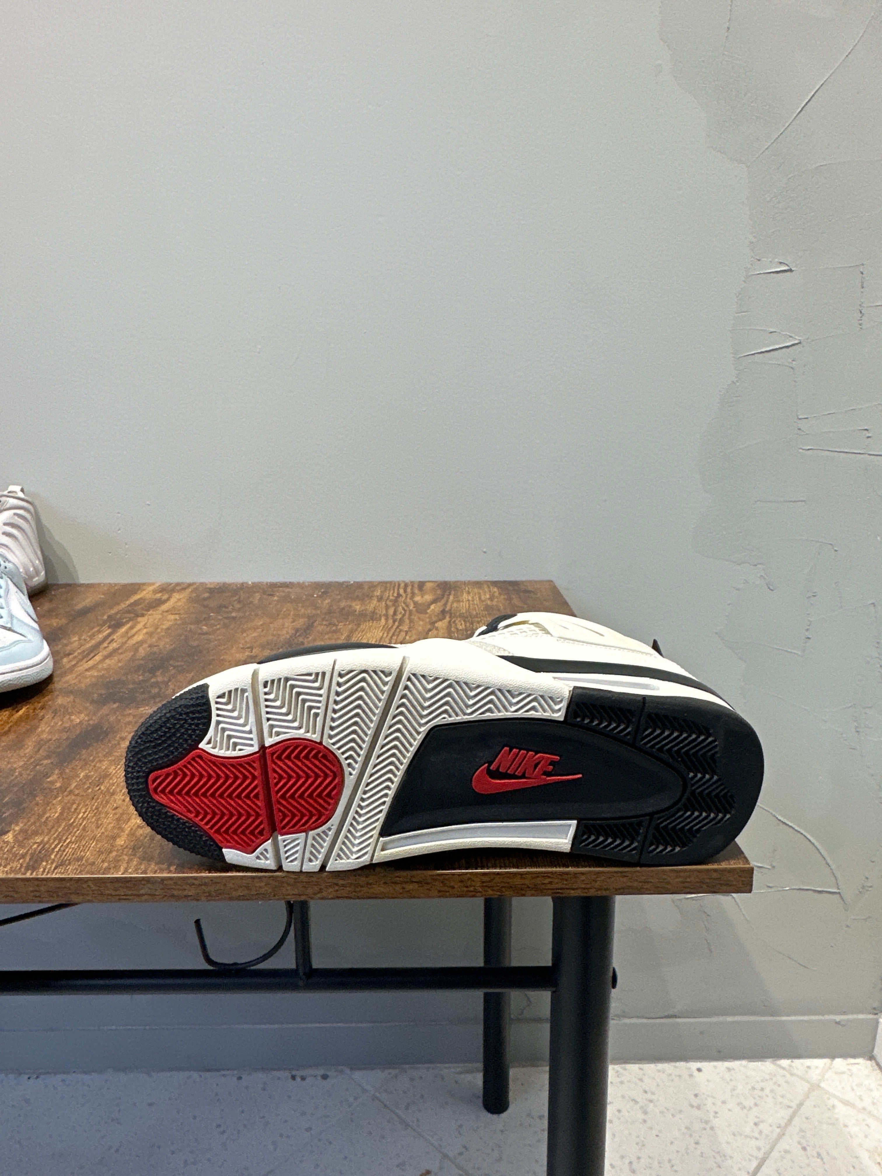 Air Jordan 4 "Flight Club" (Pre-Owned)