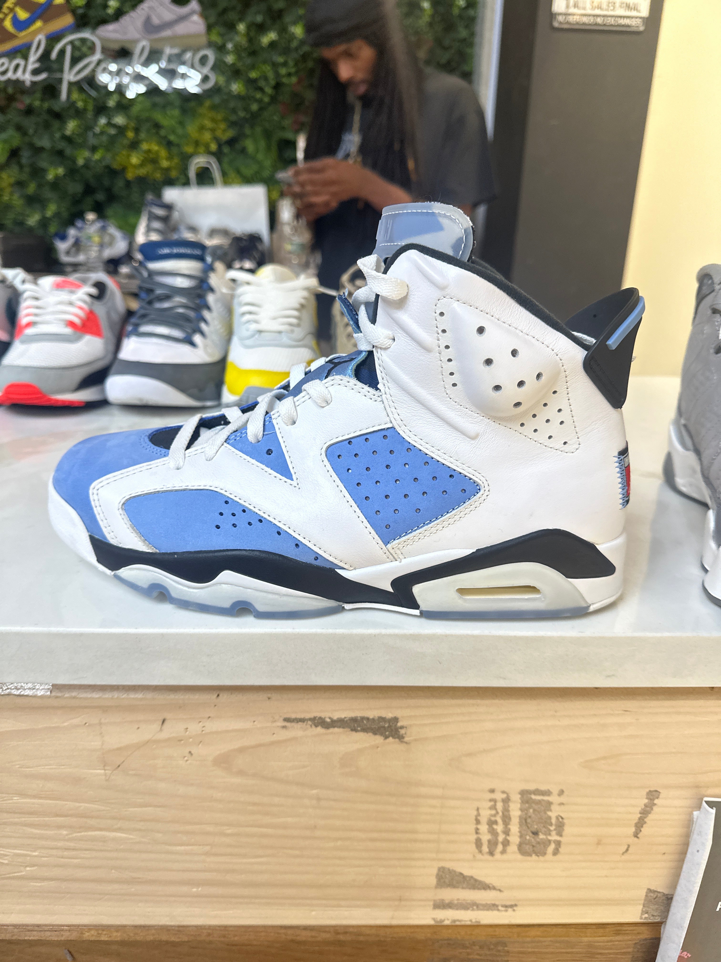 Air Jordan 6 "UNC Blue" (pre-owned)