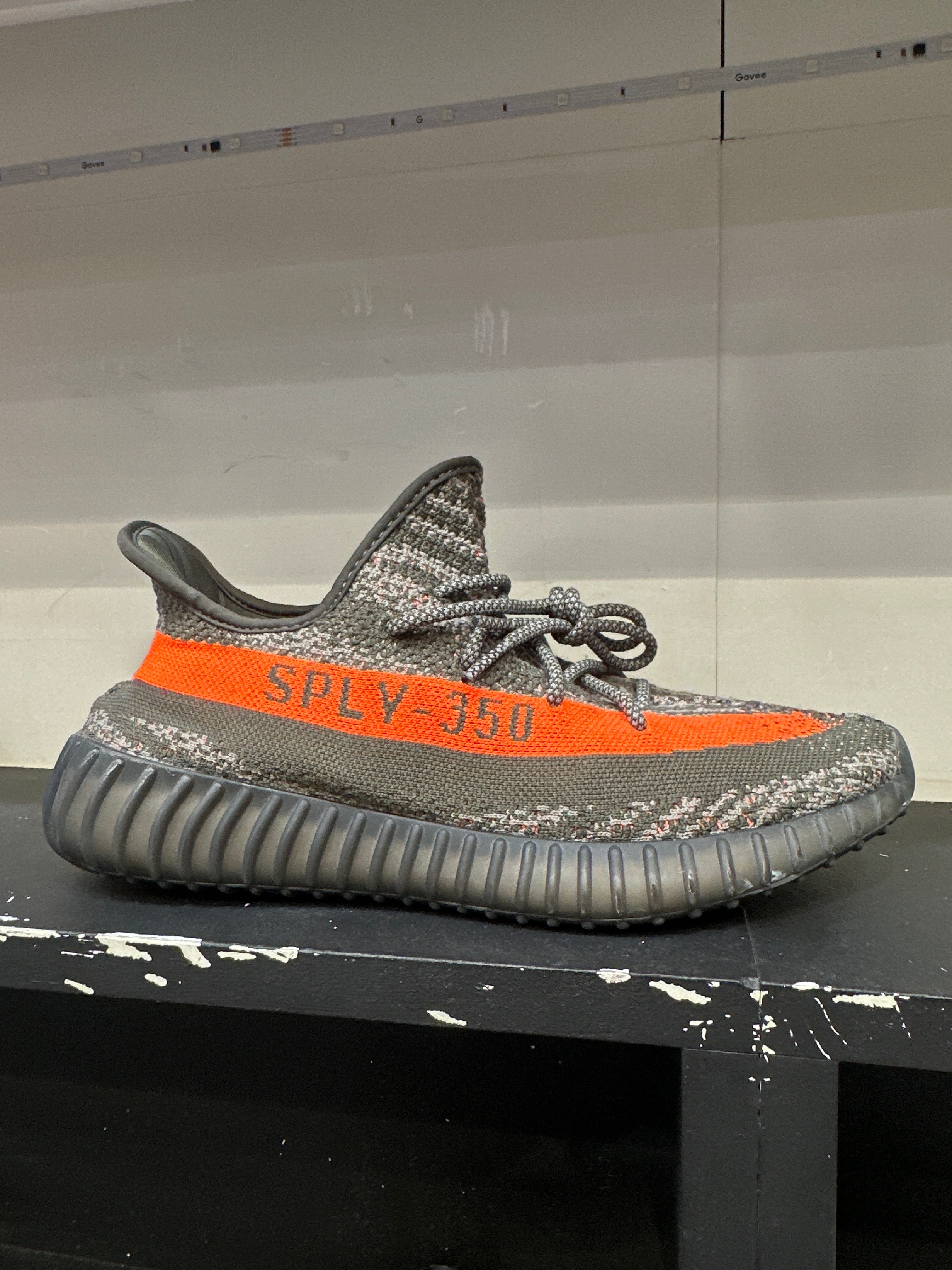 adidas Yeezy Boost 350 V2 "Carbon Beluga" (Pre-Owned)