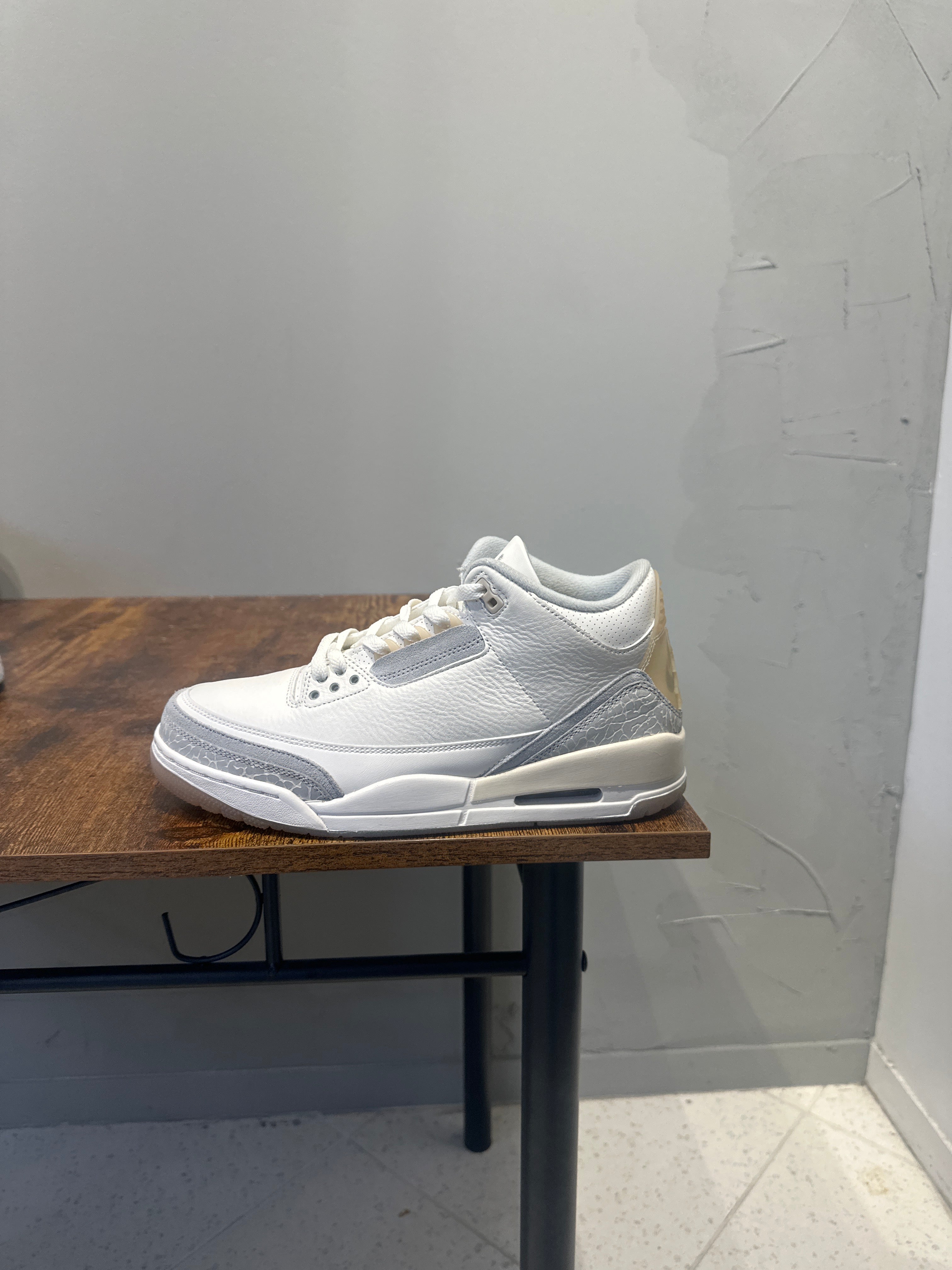 Air Jordan 3 "Craft Ivory" (Pre-Owned)