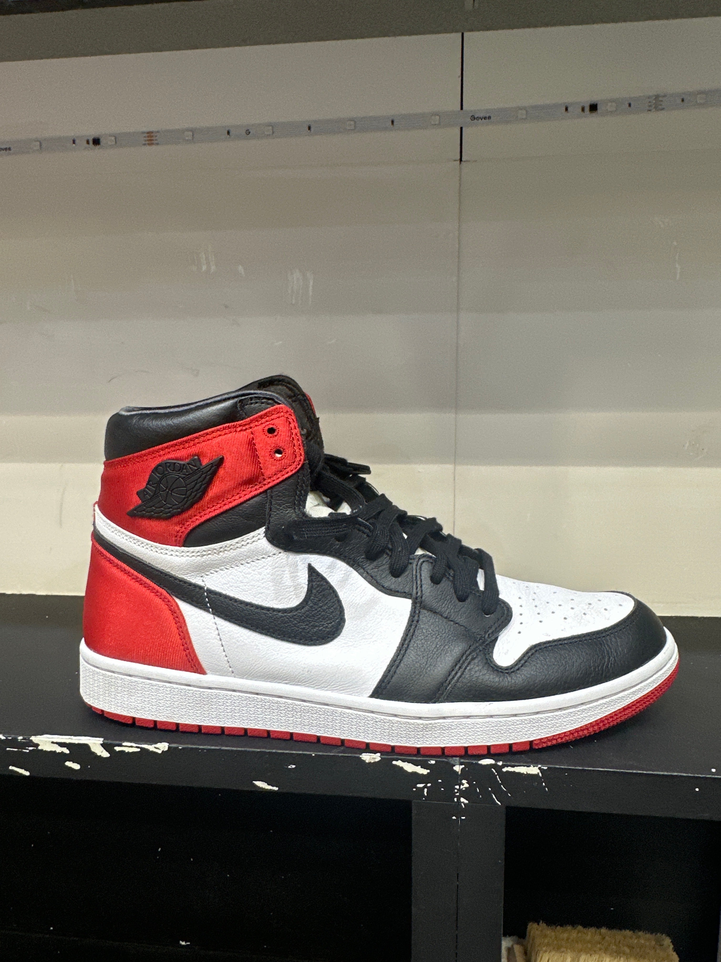 Air Jordan 1 High "Satin Black Toe" (W) (Pre-Owned)