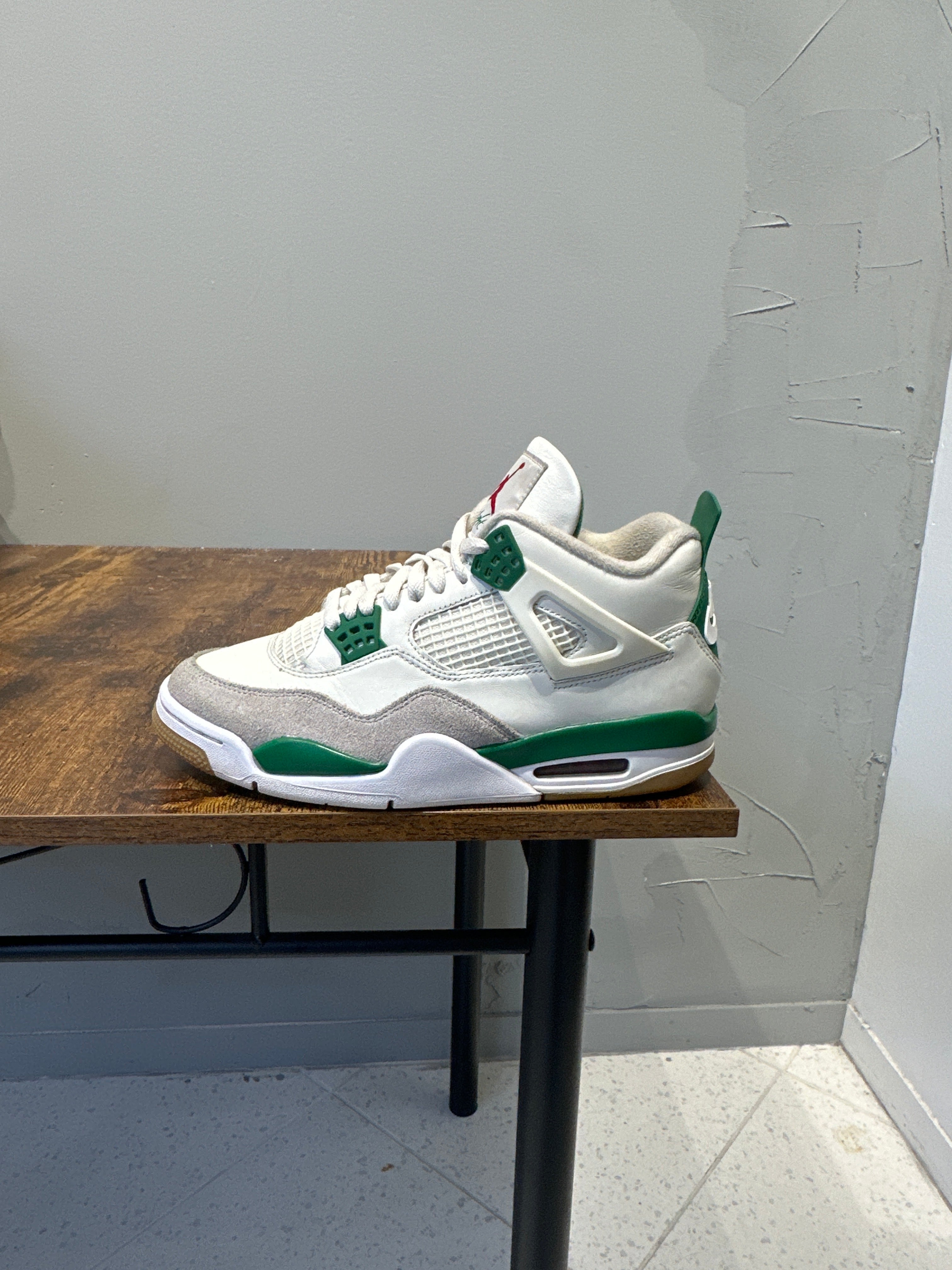 Air Jordan 4 SB "Pine Green" (Pre-Owned)