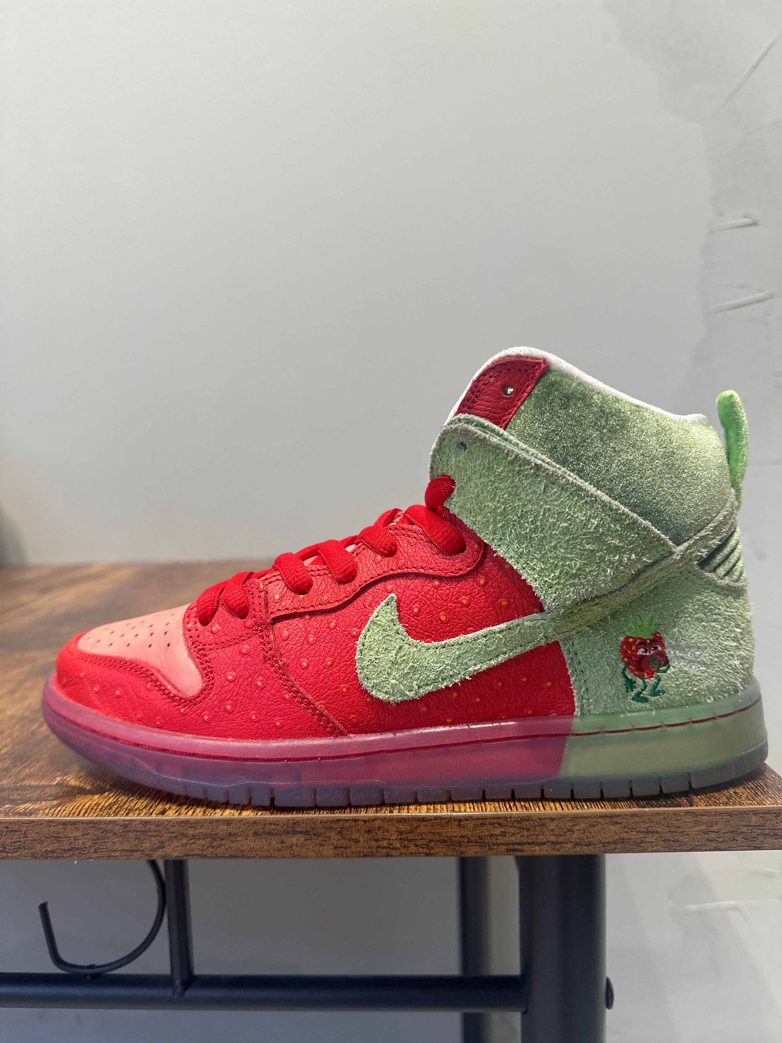 Nike Dunk High SB "Strawberry Cough" (Pre-Owned)