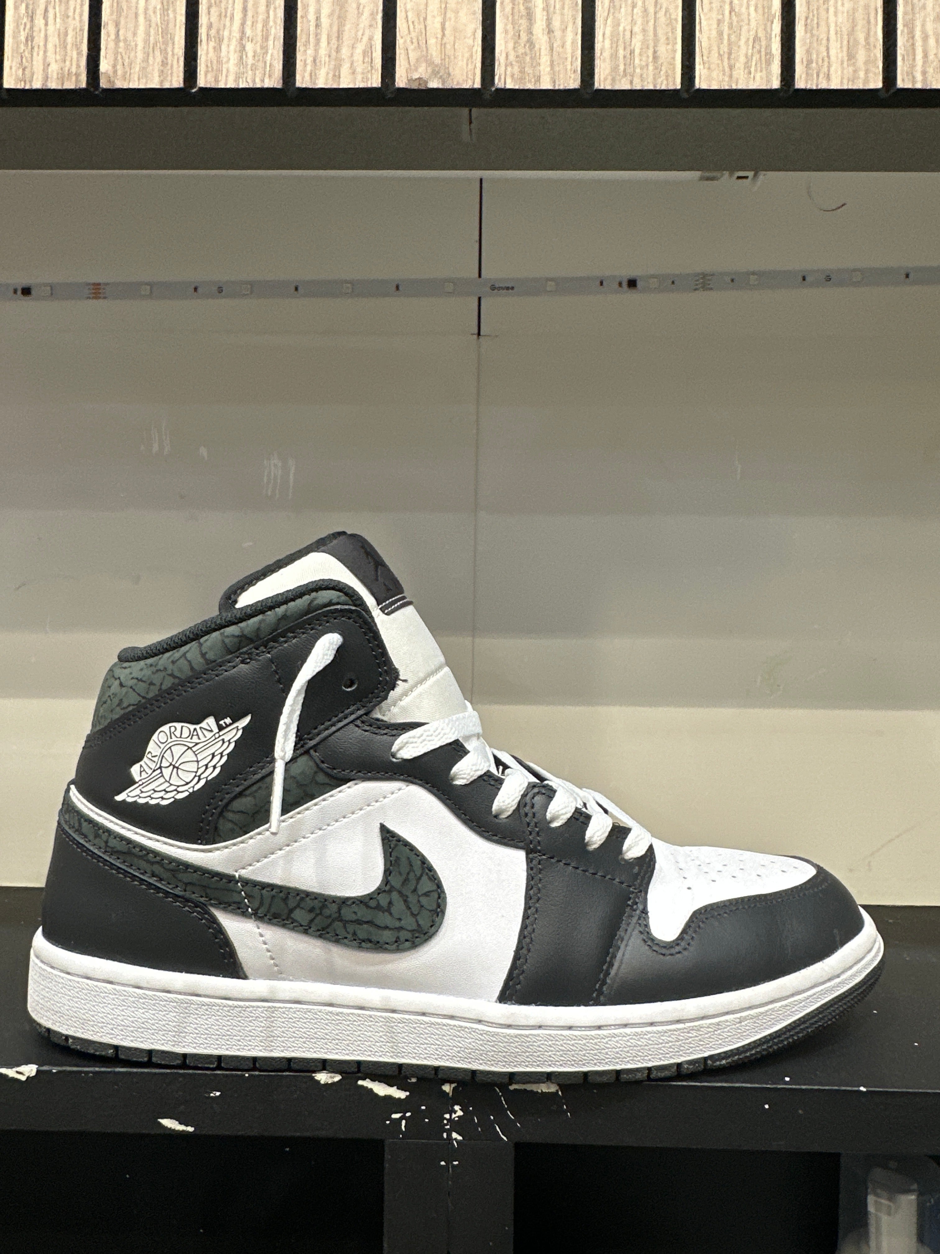 Air Jordan 1 Mid SE "Panda Elephant" (Pre-Owned)