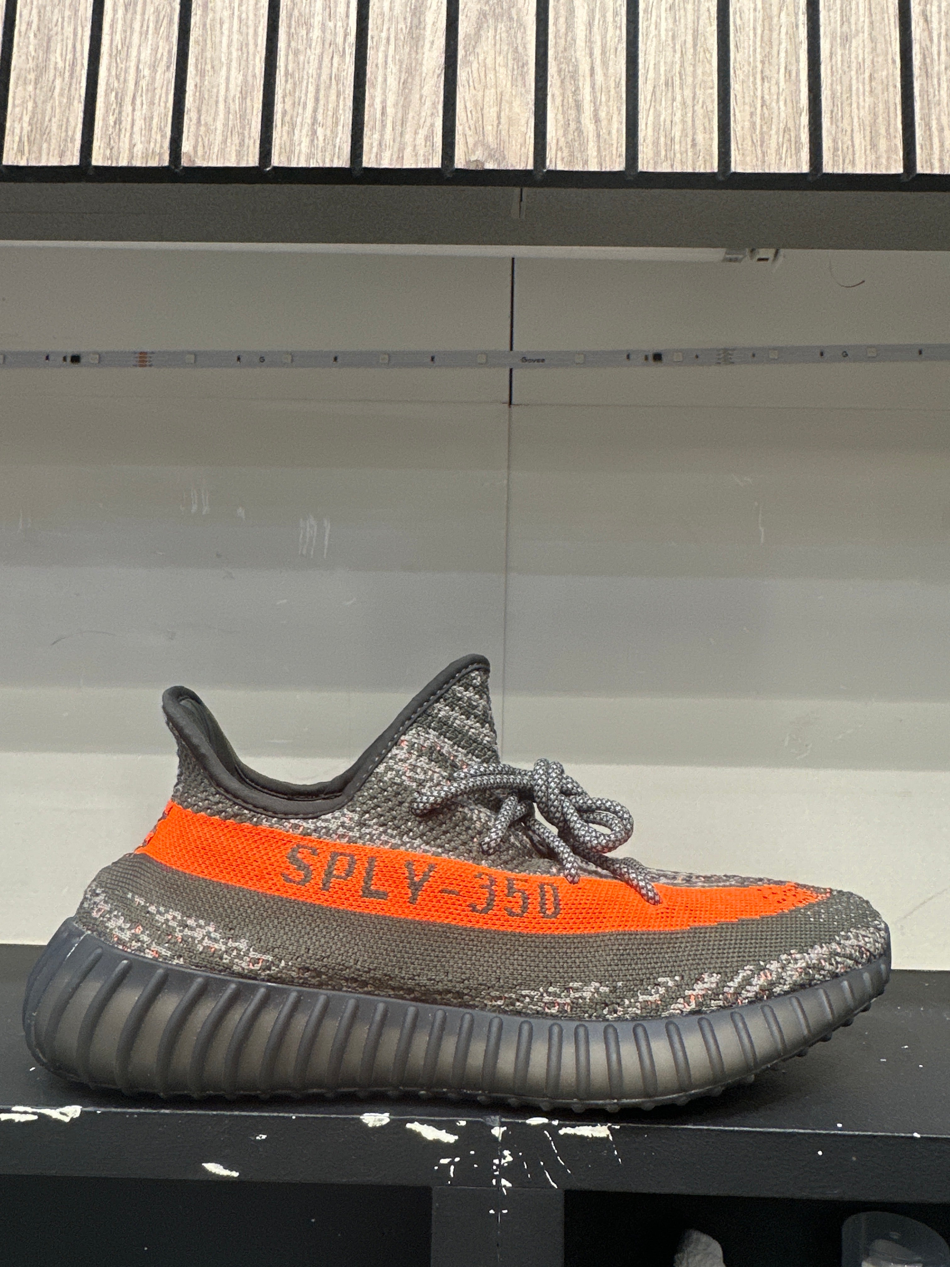 adidas Yeezy Boost 350 V2 "Carbon Beluga" (pre-owned)