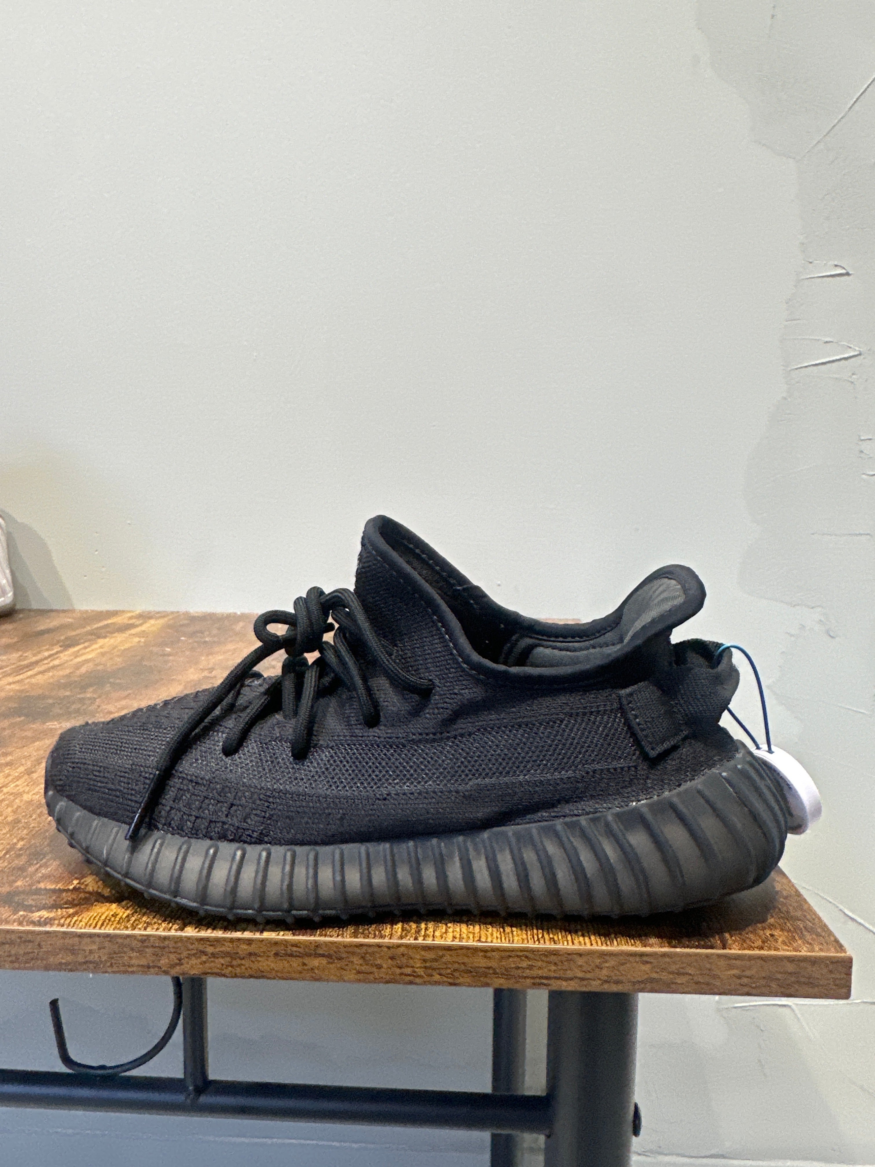Adidas Yeezy 350v2 "Onyx" (Pre-Owned)