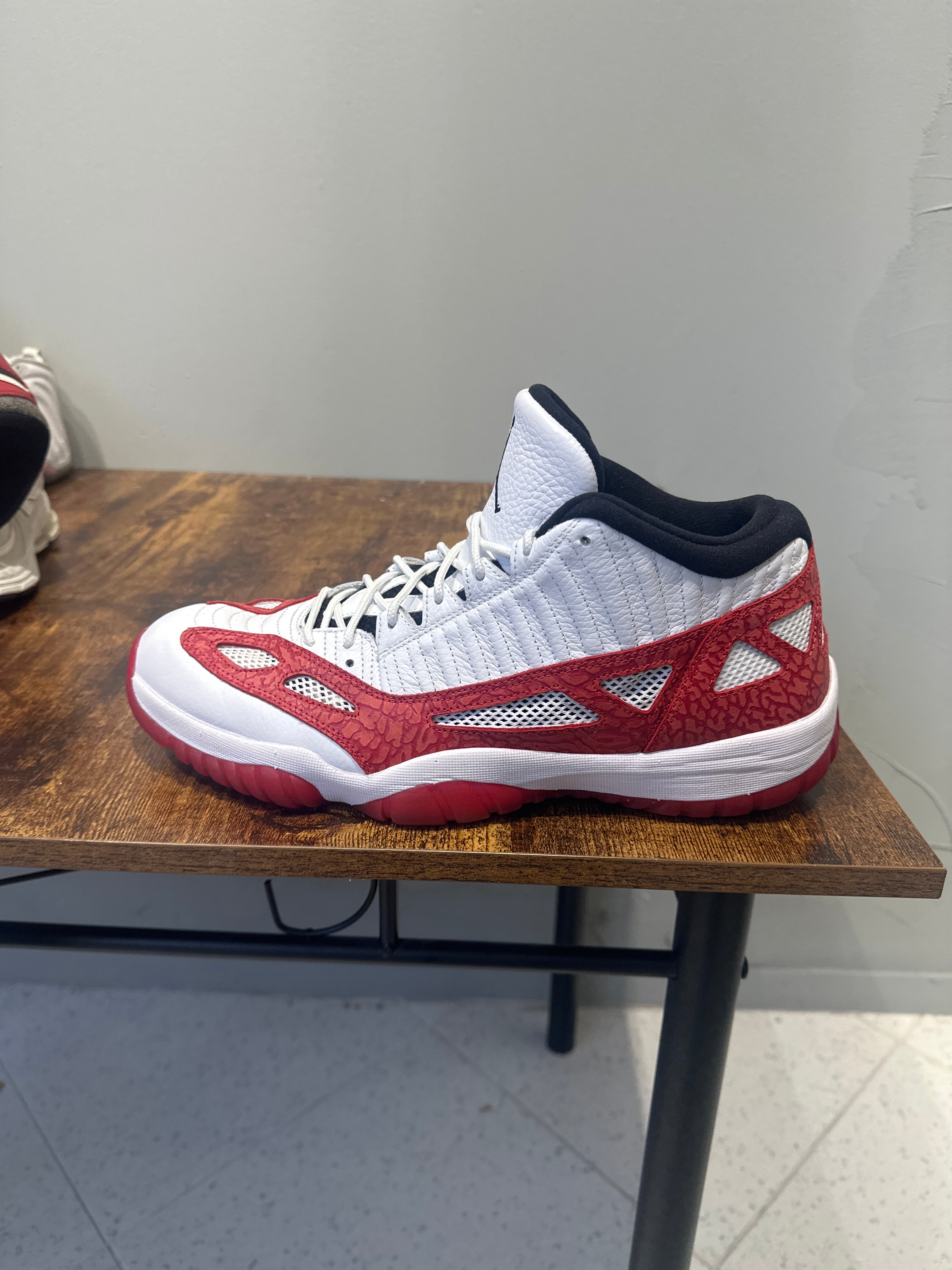 Air Jordan 11 Low IE "White Gym Red" (pre-owned)