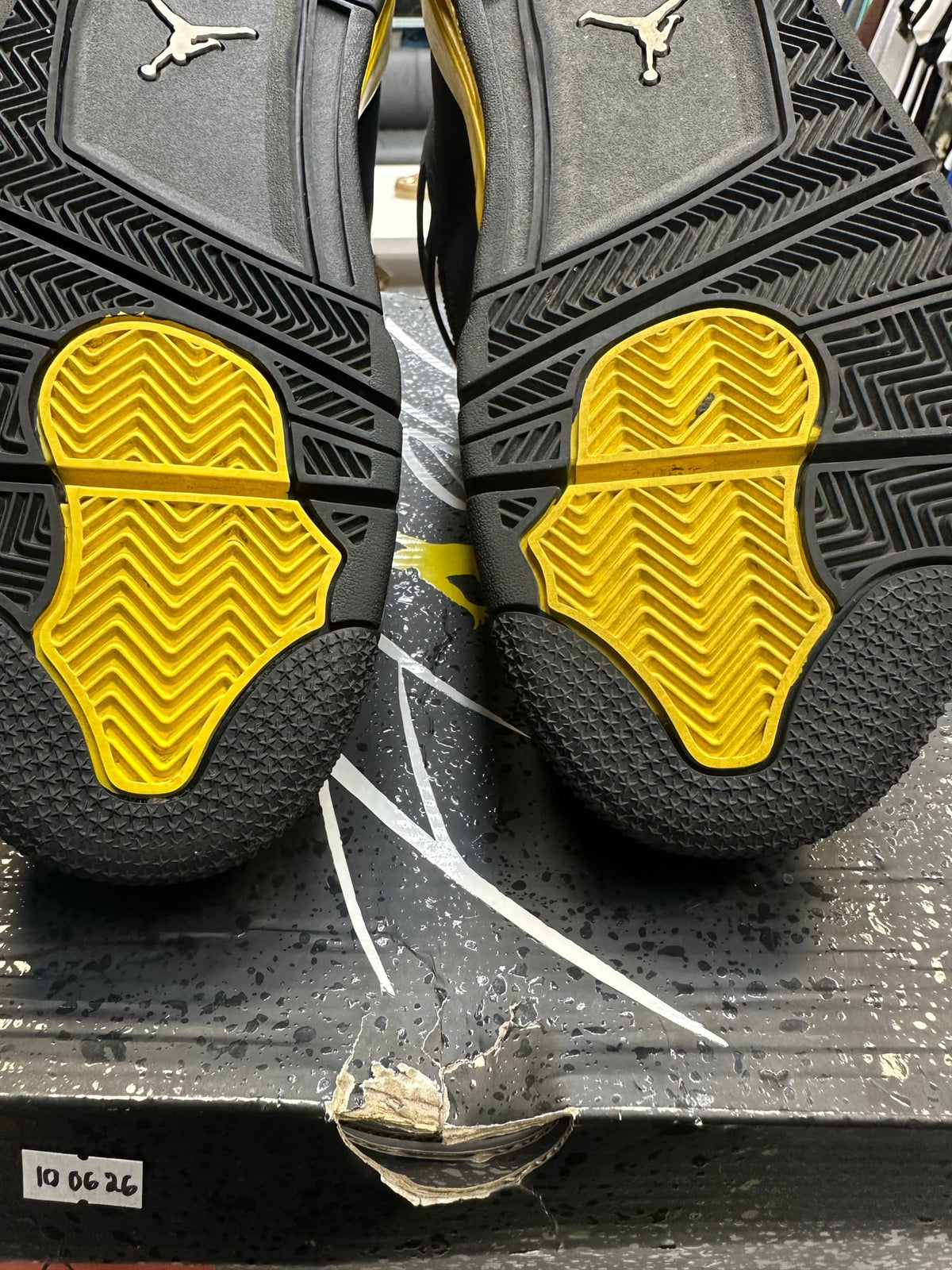 Jordan 4 Retro Thunder (2023)