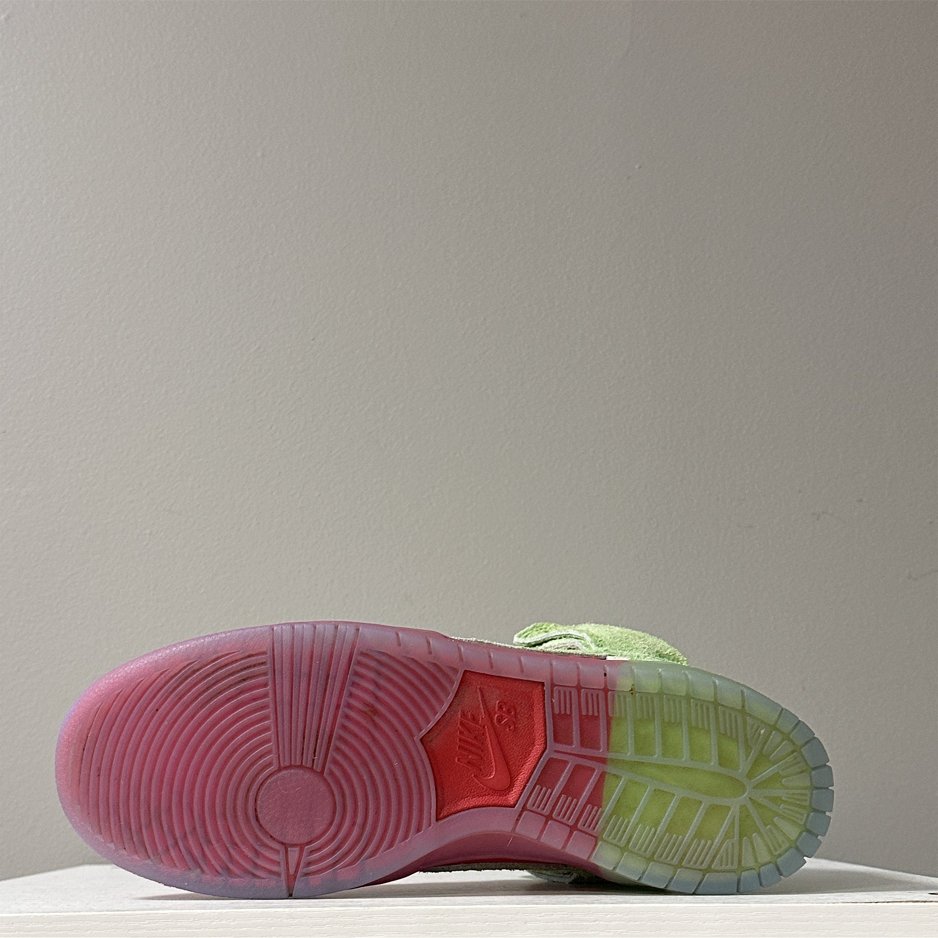 Nike SB Dunk Hi "Strawberry Cough" (pre-owned)