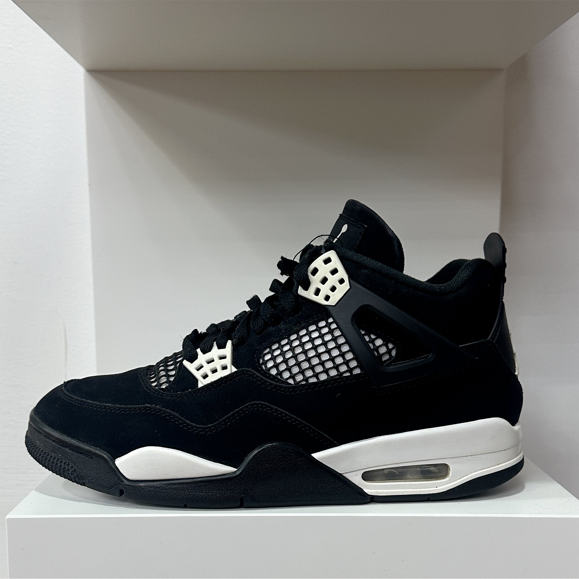 Air Jordan 4 "White Thunder" (Pre-Owned)