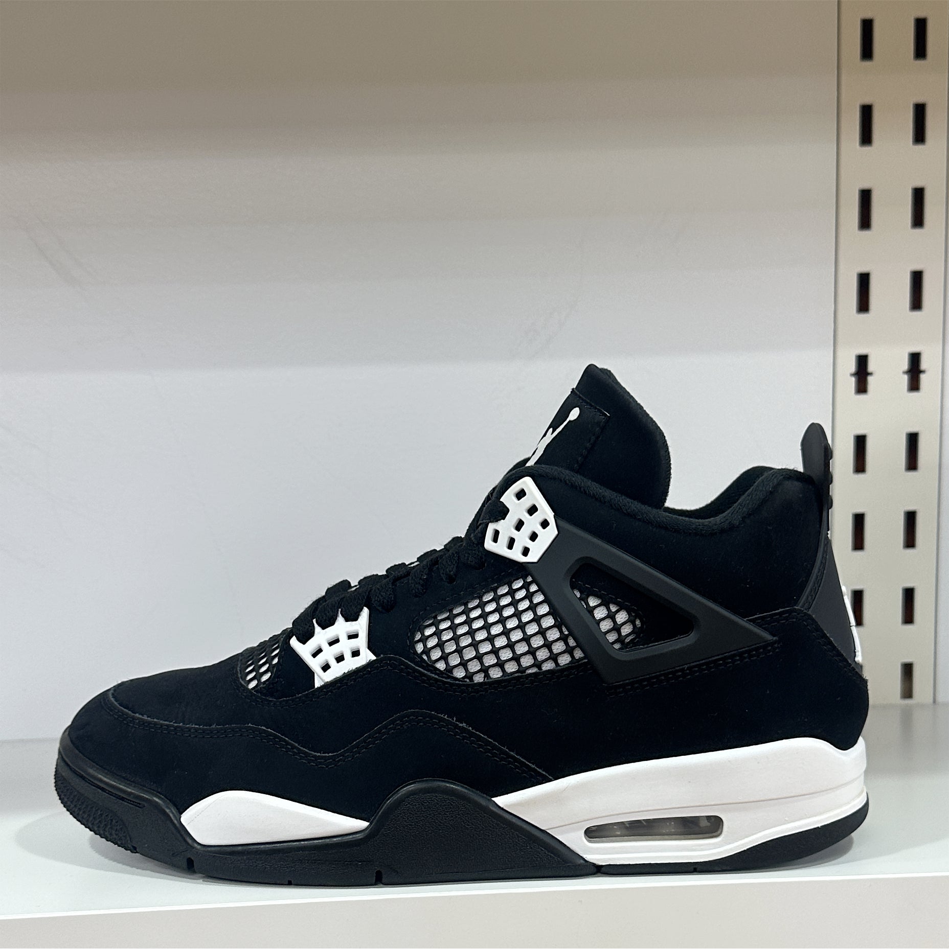 Air Jordan 4 “White Thunder” (Pre-Owned)