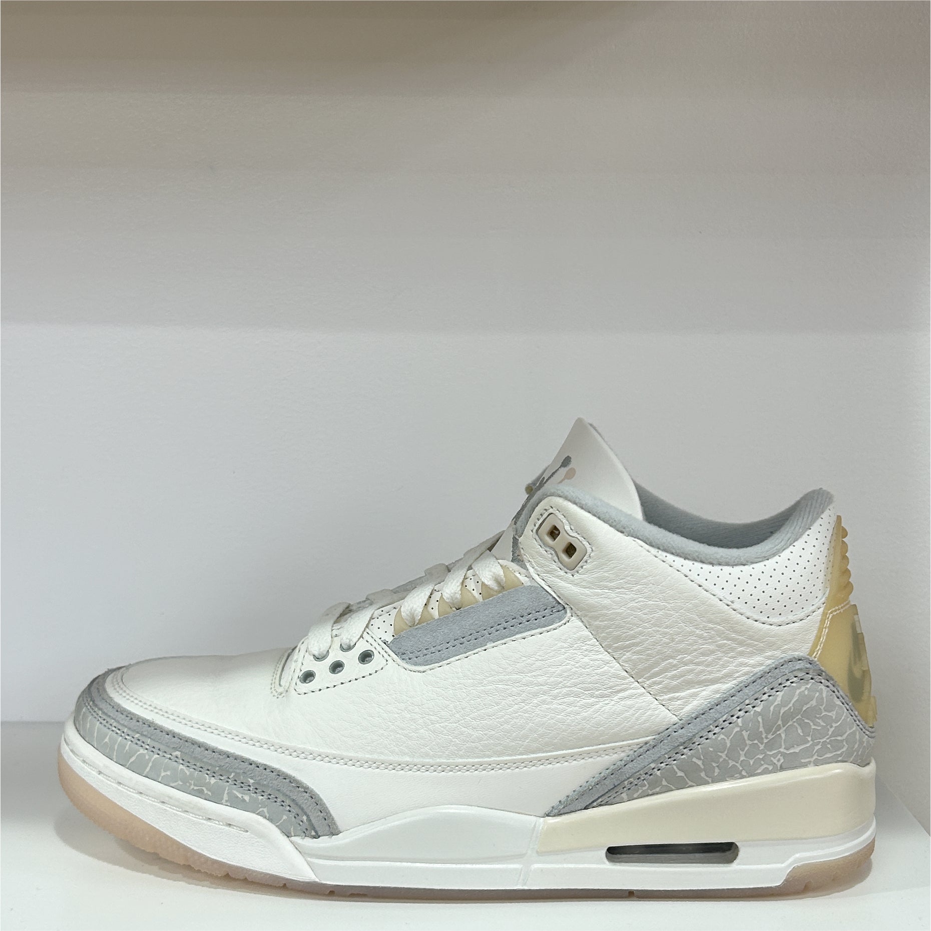 Air Jordan 3 "Craft Ivory"(Pre-Owned)