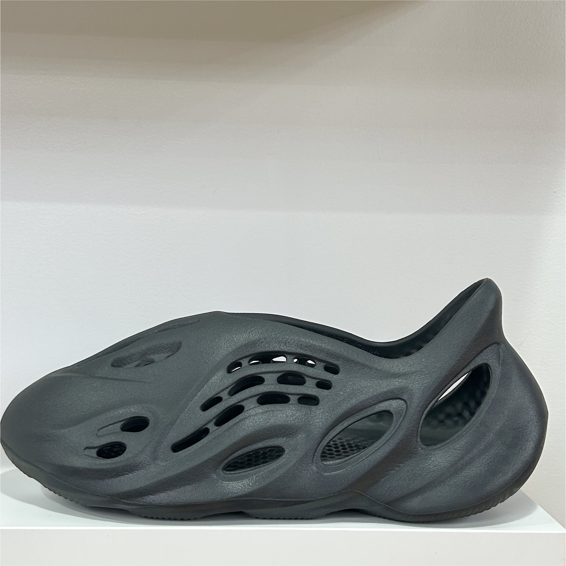 Adidas Yeezy Foam RNR "Onyx" (Pre-Owned)